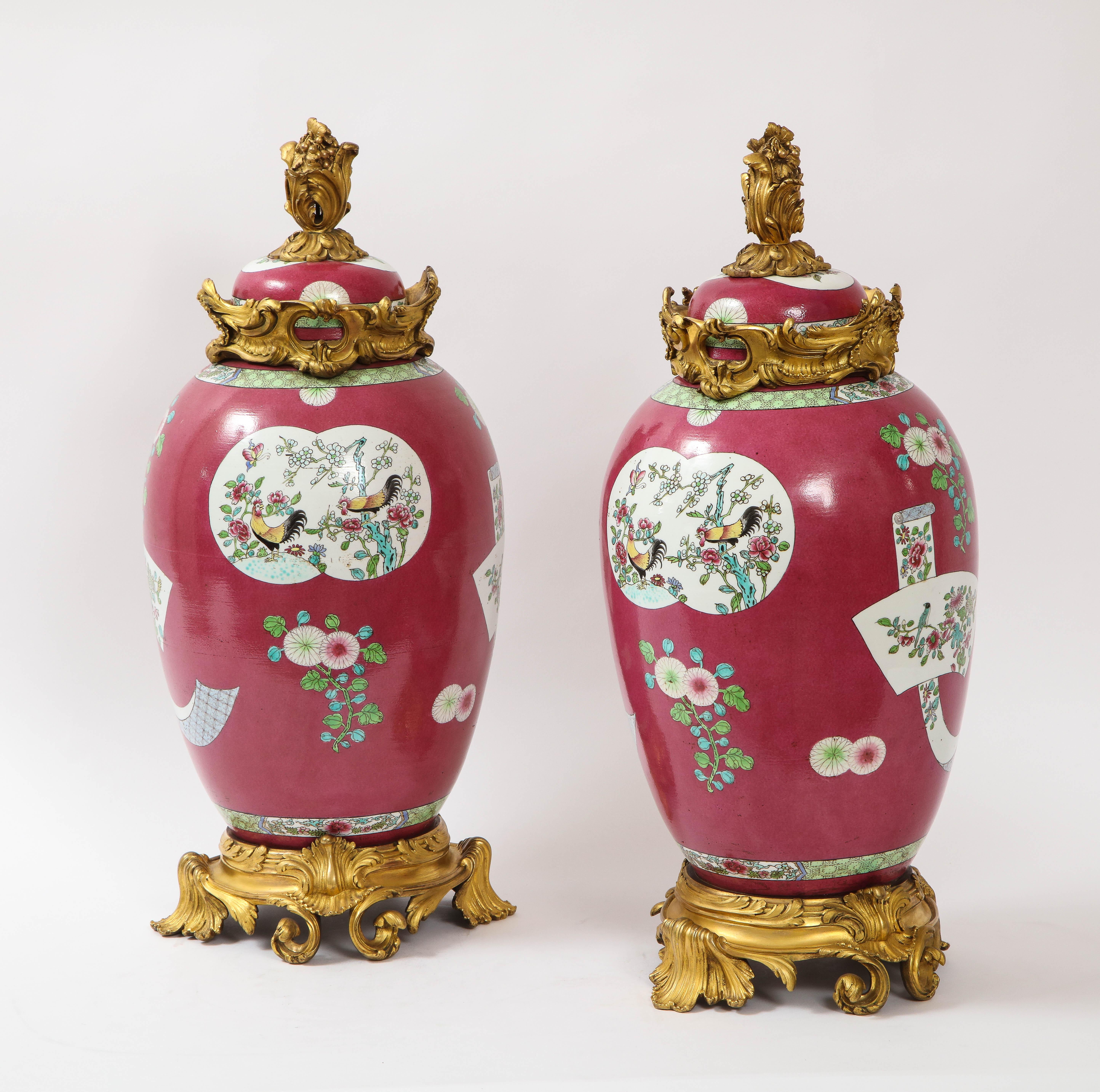 Chinois Paire de pots en porcelaine chinoise de style Dor montés sur bronze et recouverts d'un fond rouge coq en vente