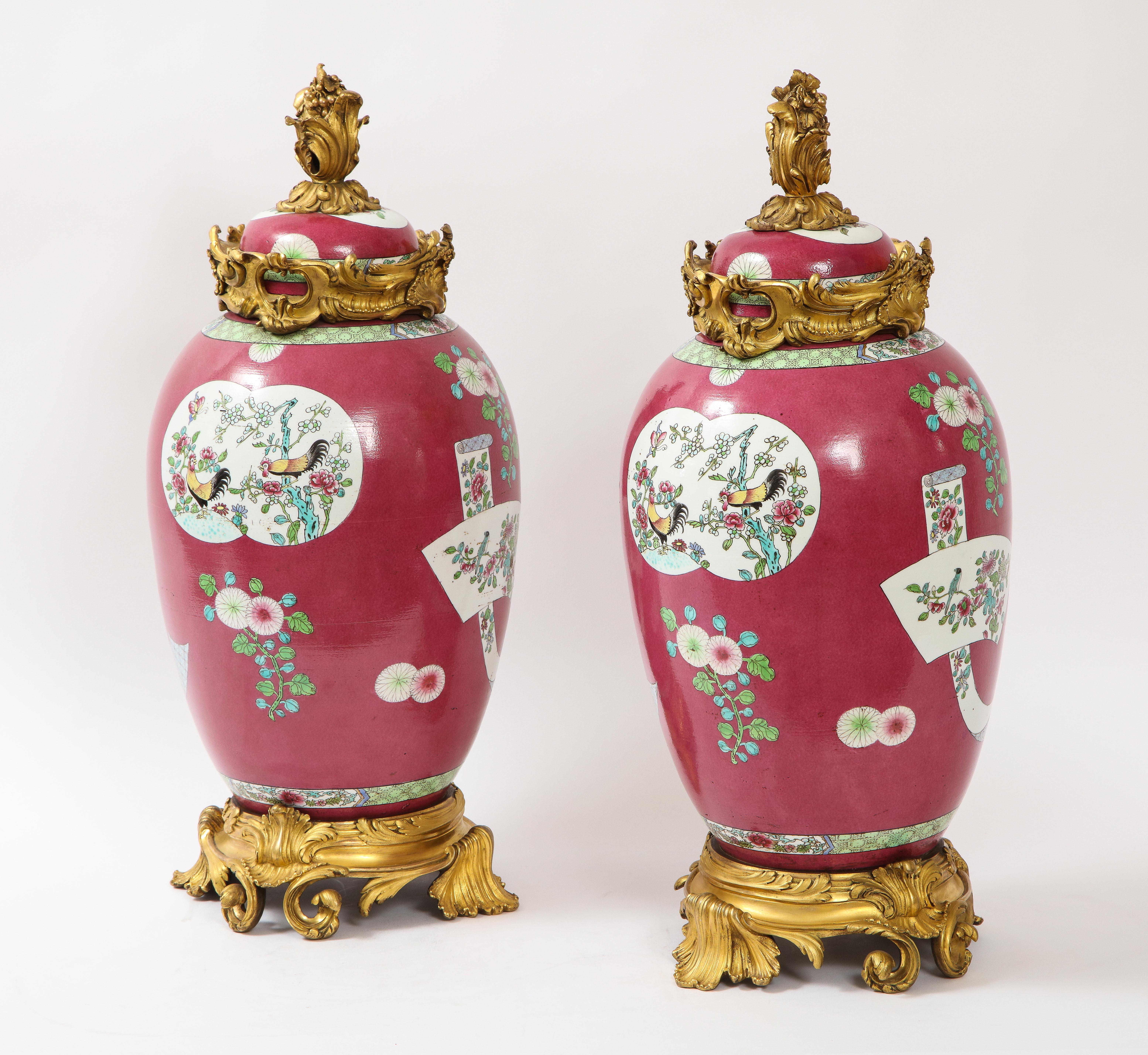 Émaillé Paire de pots en porcelaine chinoise de style Dor montés sur bronze et recouverts d'un fond rouge coq en vente