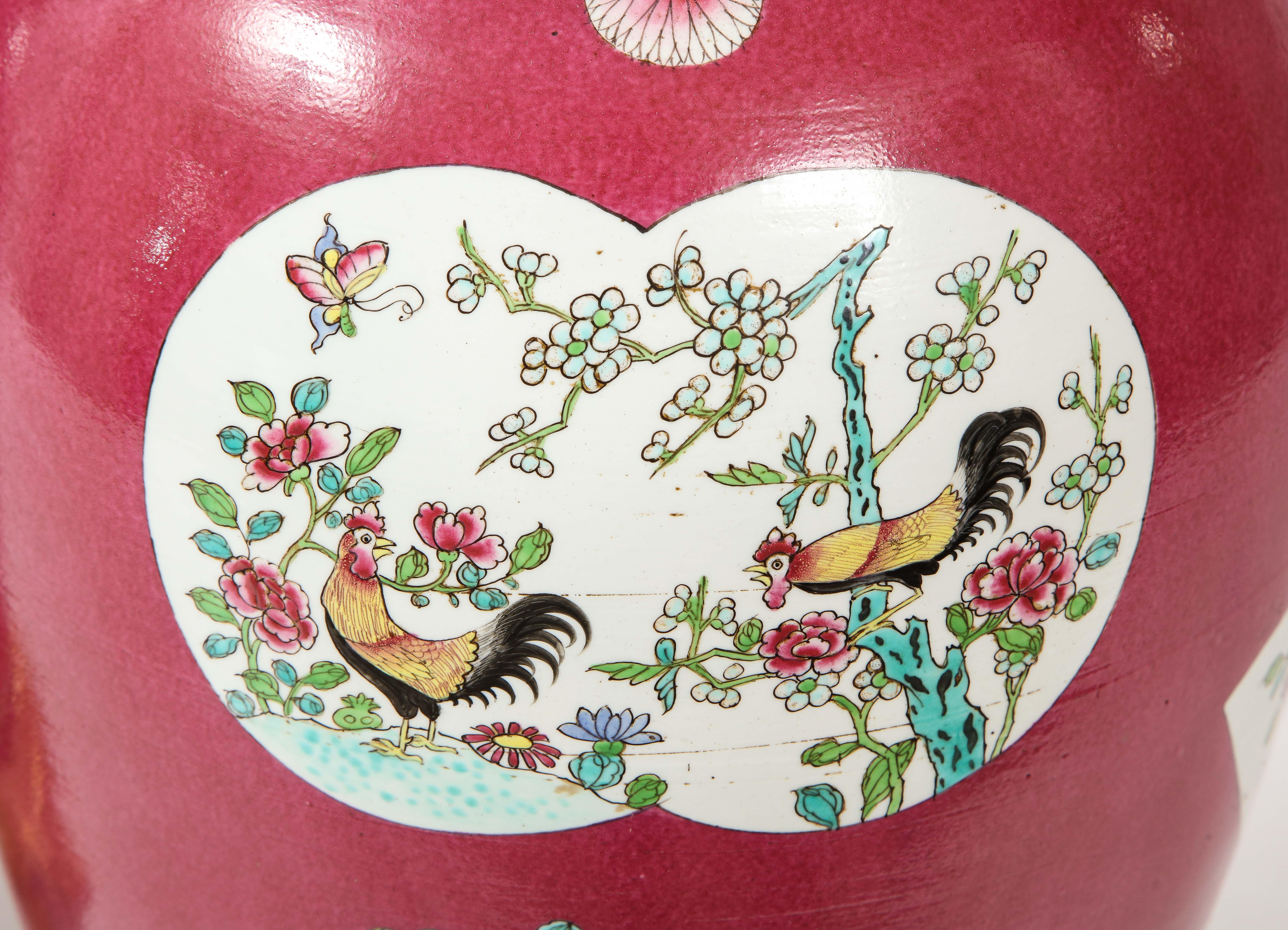 Paire de pots en porcelaine chinoise de style Dor montés sur bronze et recouverts d'un fond rouge coq en vente 1