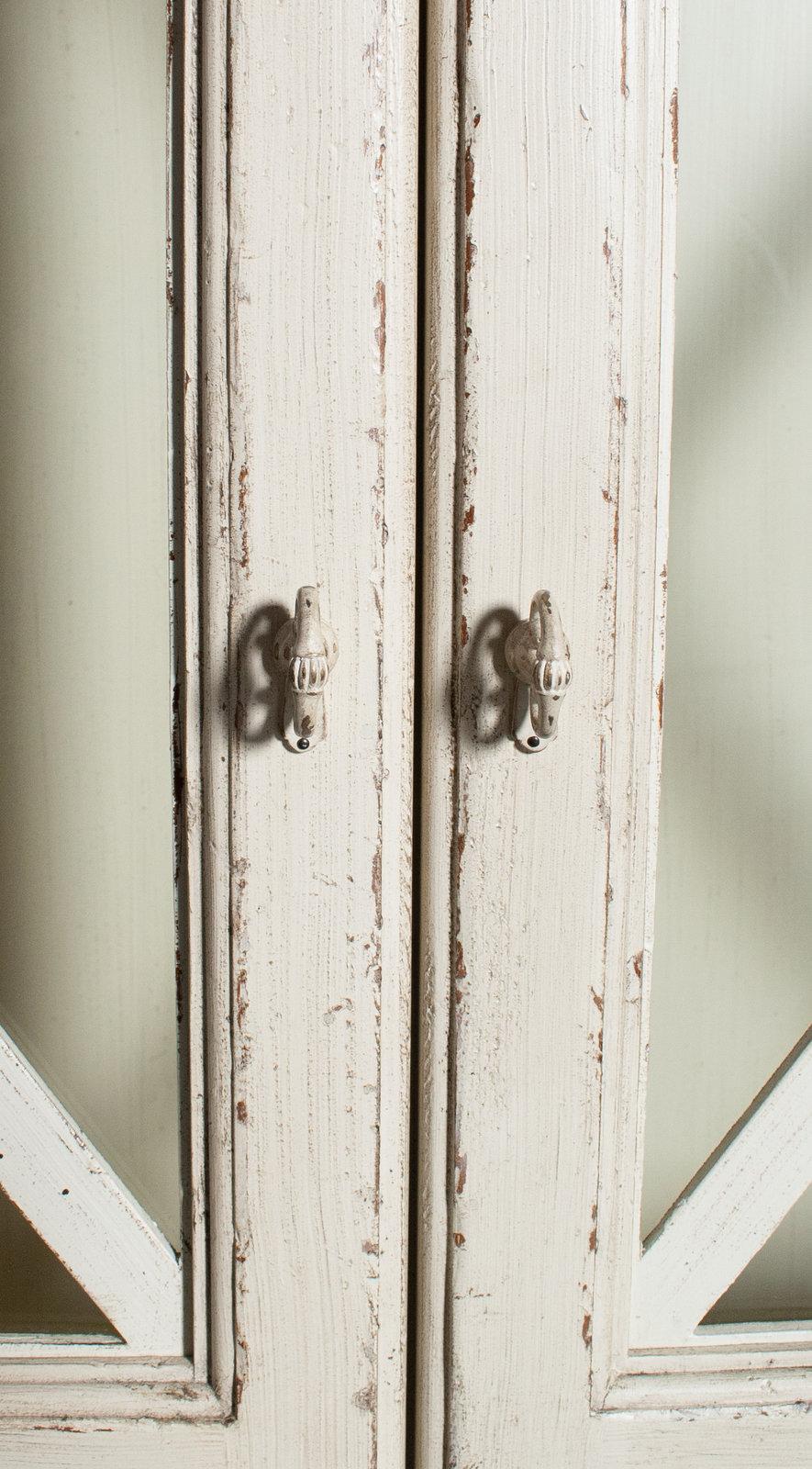 Un par de armarios con puertas acristaladas pintadas de estilo neoclásico Drexel Heritage
siglo XXI
Alto 102 x ancho 52  x profundidad 16 1/2 pulgadas.
5304
