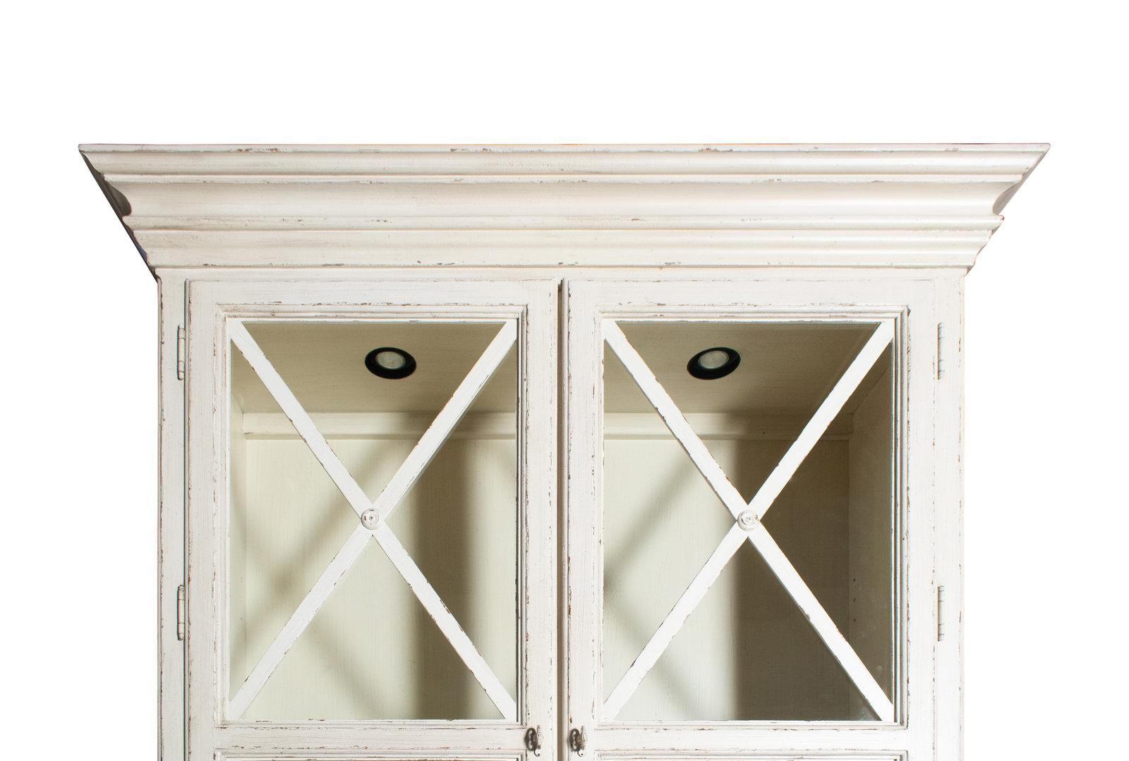 Un par de armarios con puertas acristaladas pintadas de estilo neoclásico Drexel Heritage Neoclásico en venta