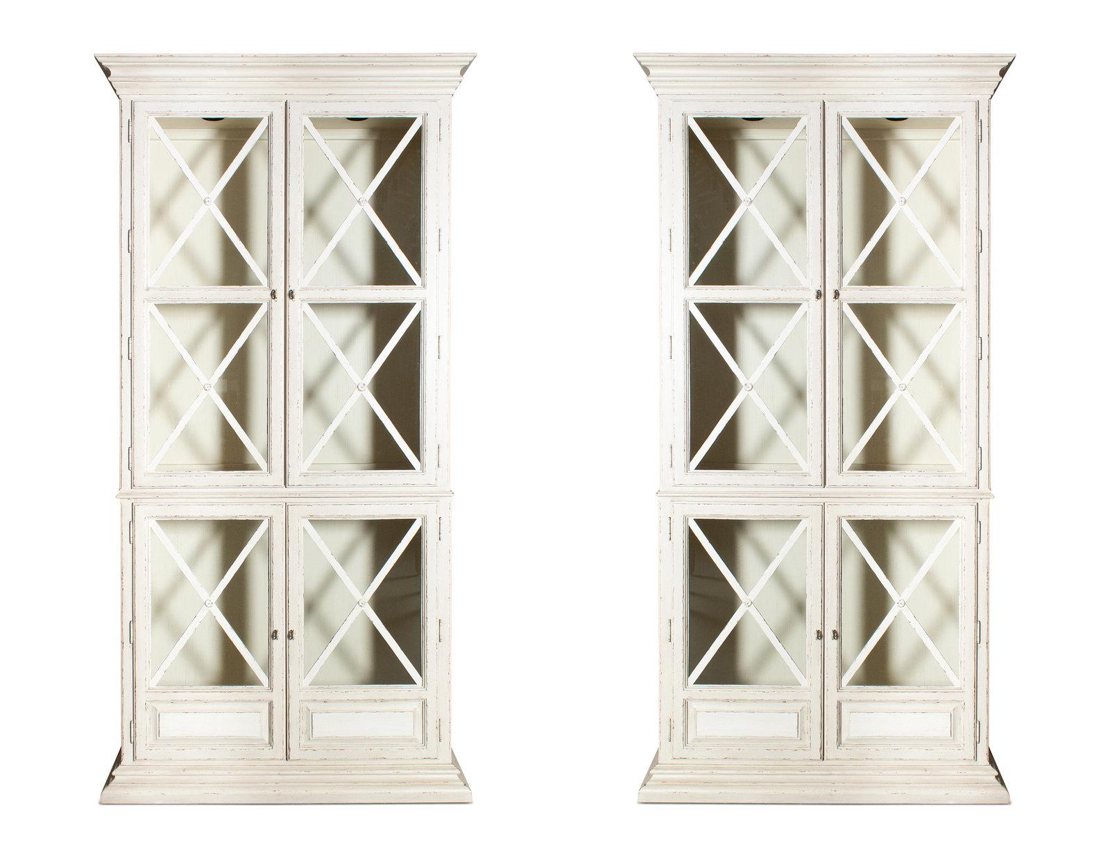 Un par de armarios con puertas acristaladas pintadas de estilo neoclásico Drexel Heritage Vidrio en venta