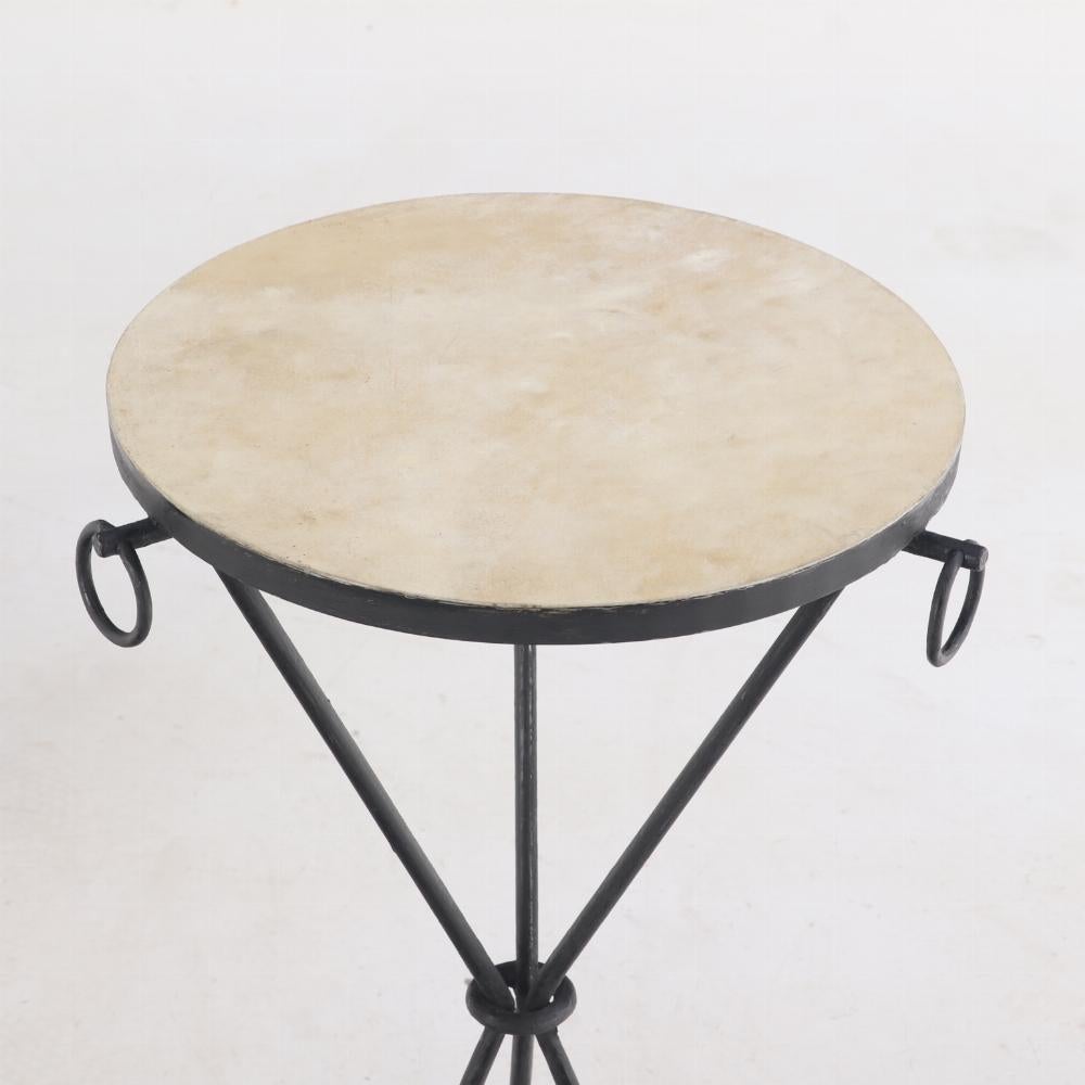Argentin Paire de tables à boissons à la manière de Jean-Michel Frank. Contemporain. en vente