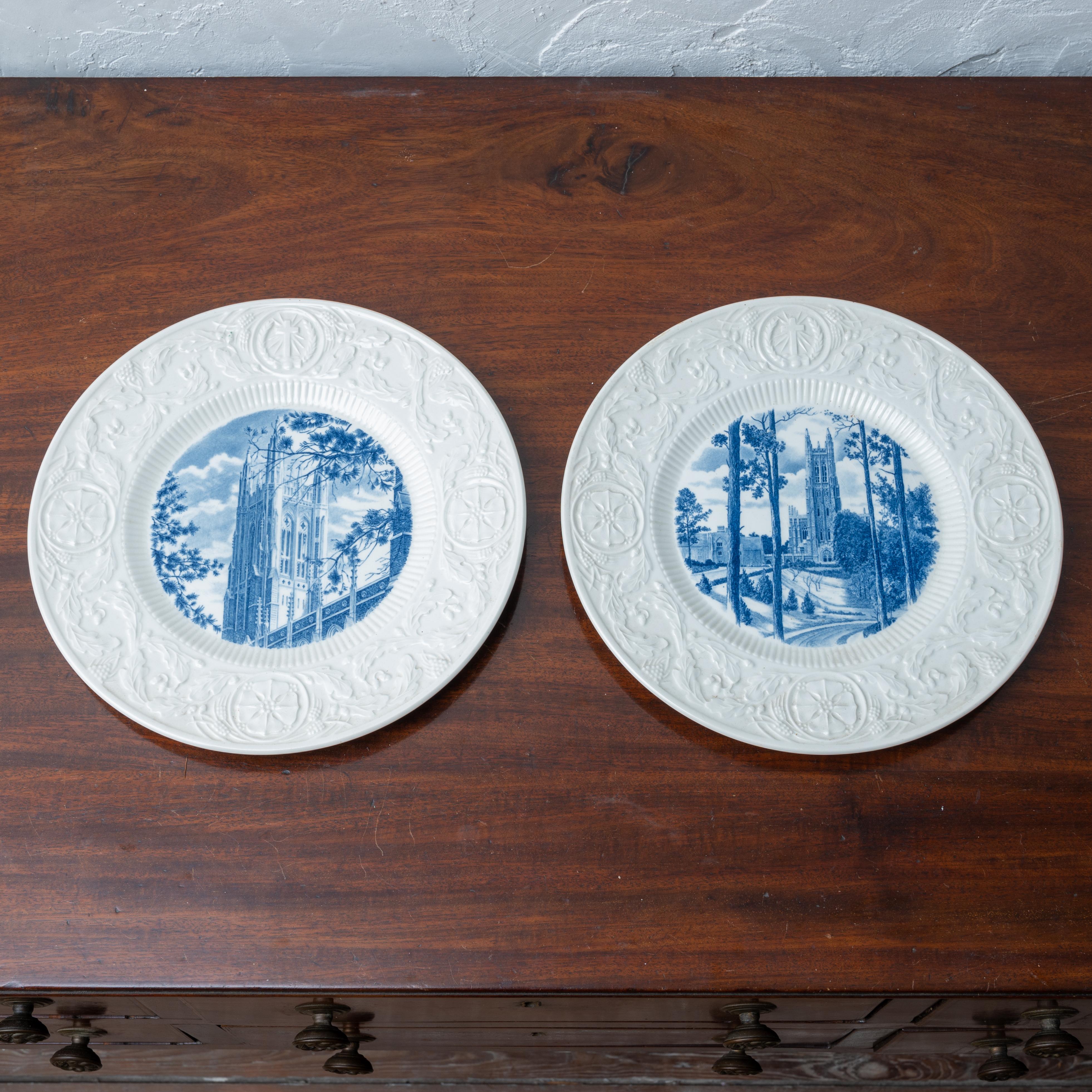 Un par de platos llanos de Wedgewood que representan escenas del campus de la Universidad de Duke.

10 ½ pulgadas de ancho



