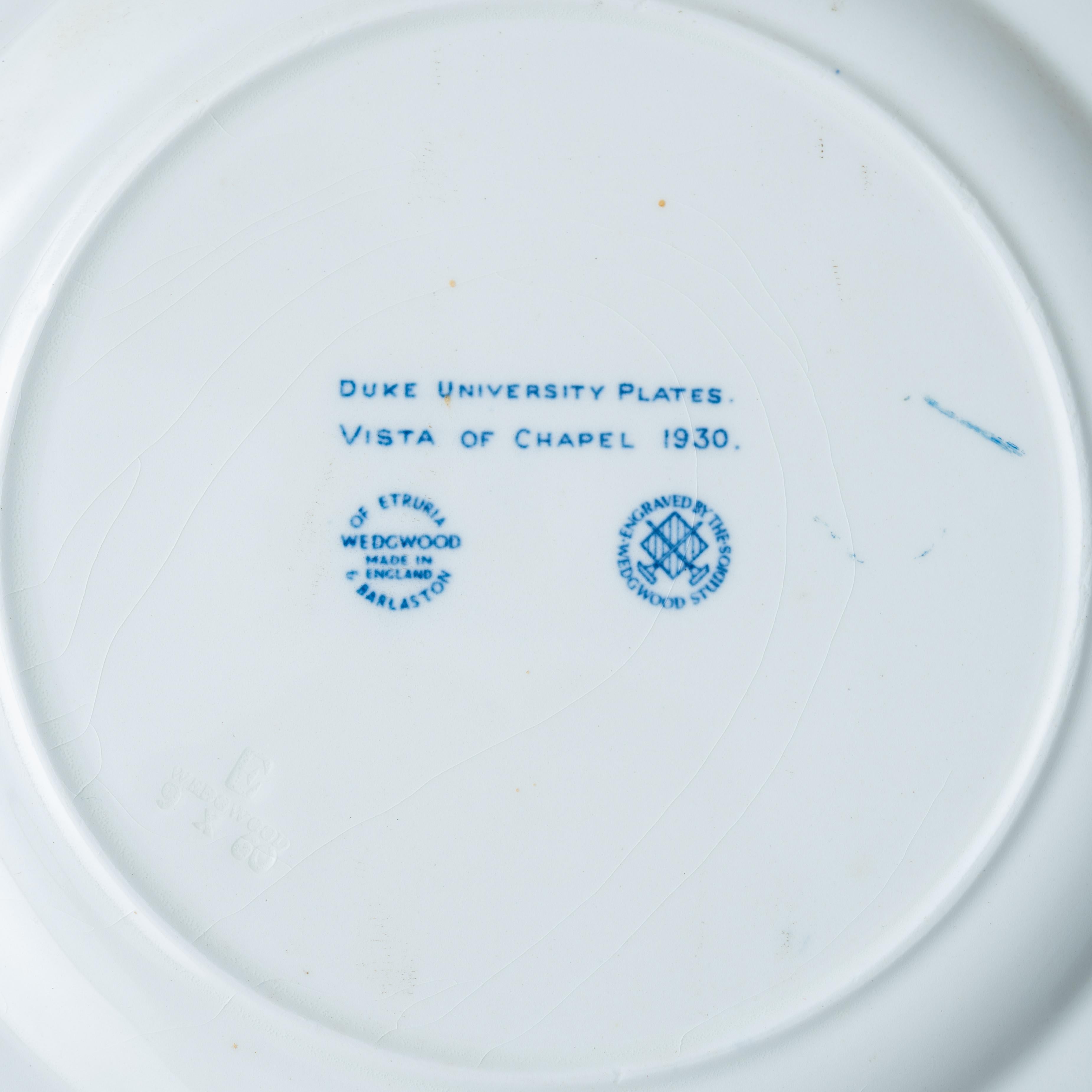 Pareja de platos de madera de Wedgewood de la Universidad de Duke siglo XX en venta
