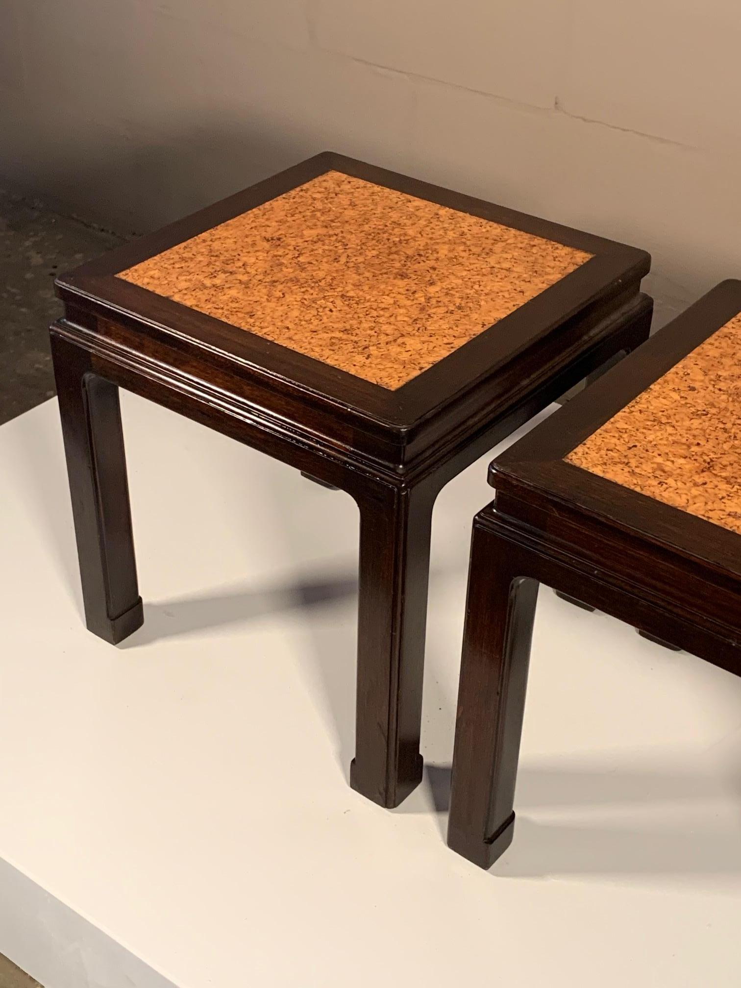 Chinoiseries Paire de tables d'appoint Dunbar de style asiatique avec plateau en liège en vente