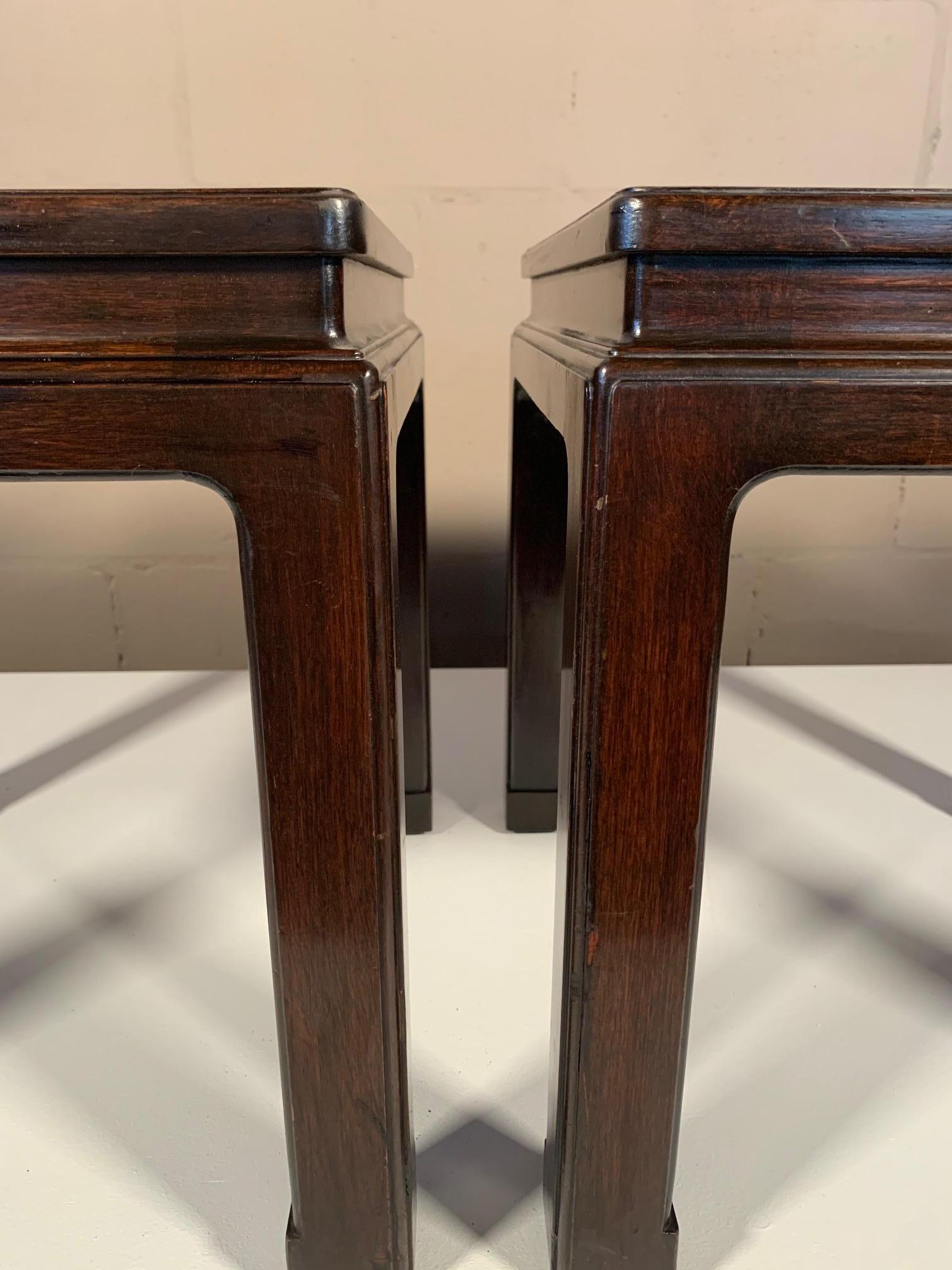Milieu du XXe siècle Paire de tables d'appoint Dunbar de style asiatique avec plateau en liège en vente
