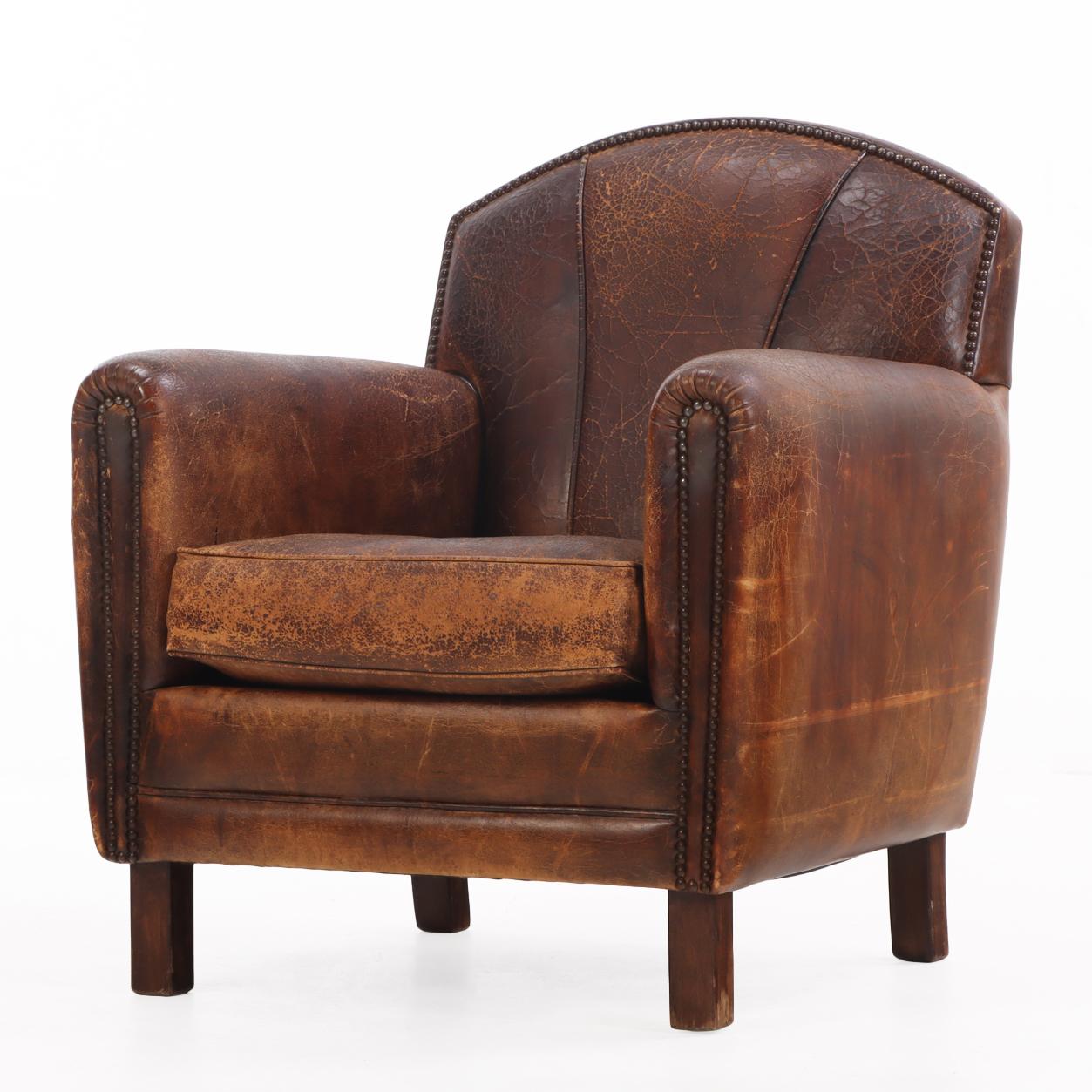 Avec un dossier arqué et touffeté verticalement qui ajoute à la fois un intérêt visuel et un confort, l'assise classique et profonde de ce fauteuil et les accoudoirs légèrement incurvés et roulés incarnent les proportions accueillantes des fauteuils