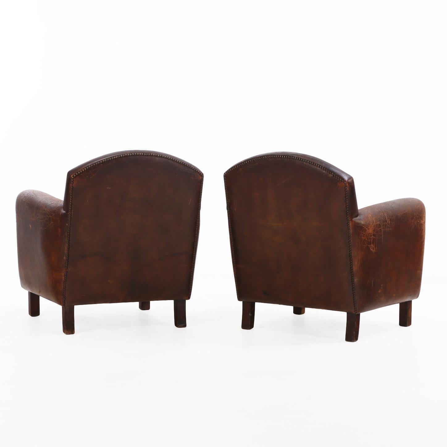 Néerlandais Paire de fauteuils club en cuir de style Art déco hollandais, C 1950. en vente