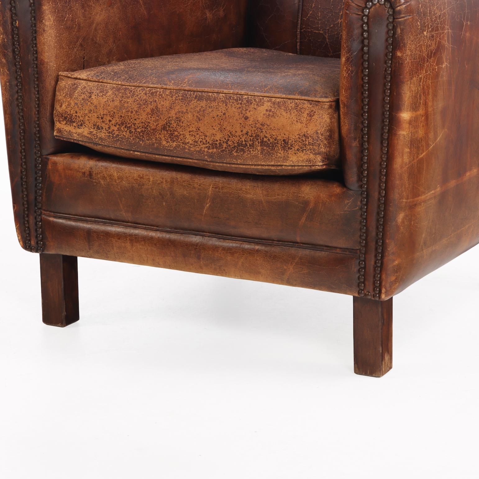 Paire de fauteuils club en cuir de style Art déco hollandais, C 1950. Bon état - En vente à Philadelphia, PA