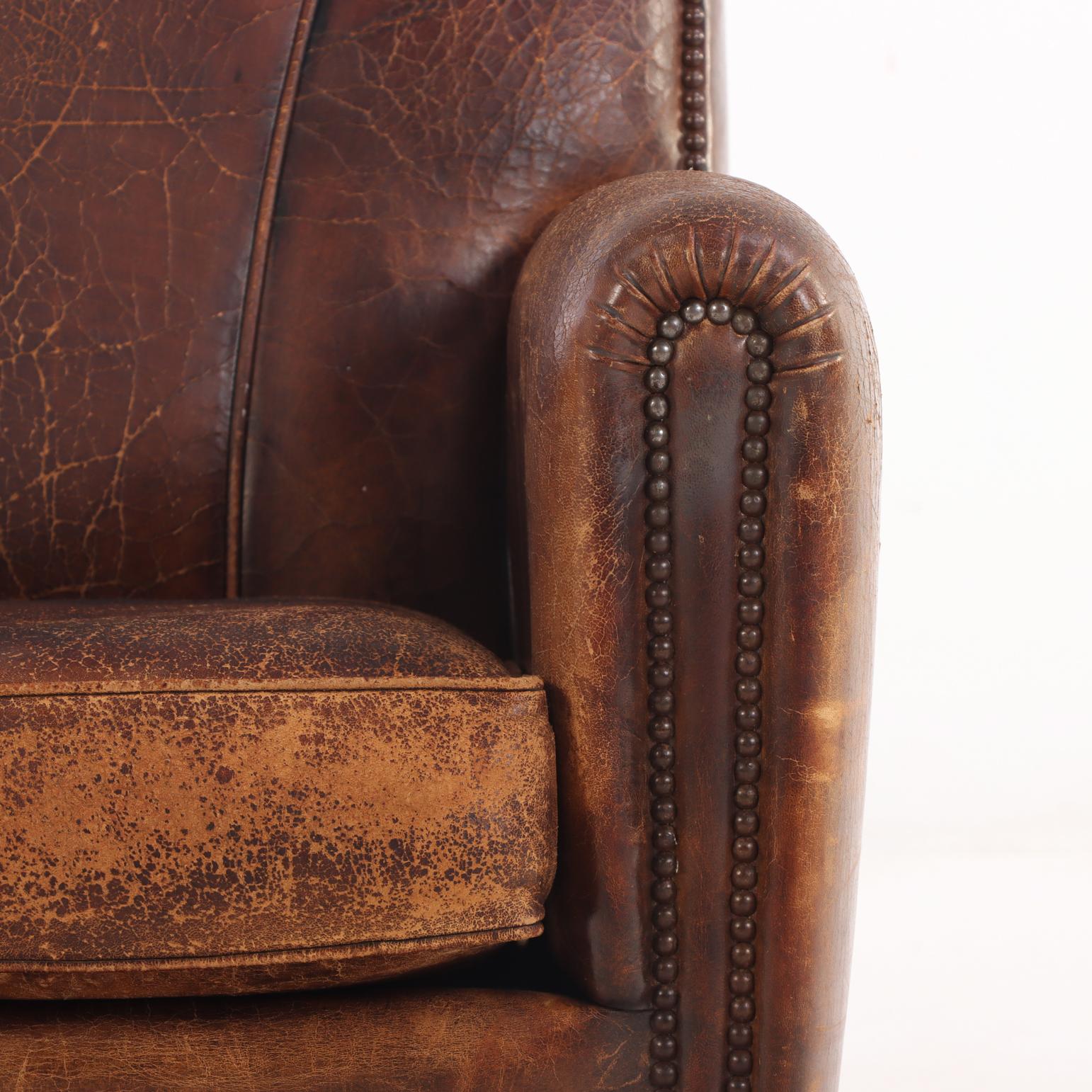 20ième siècle Paire de fauteuils club en cuir de style Art déco hollandais, C 1950. en vente