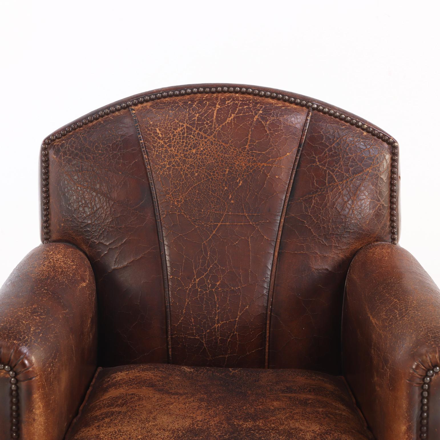Cuir Paire de fauteuils club en cuir de style Art déco hollandais, C 1950. en vente