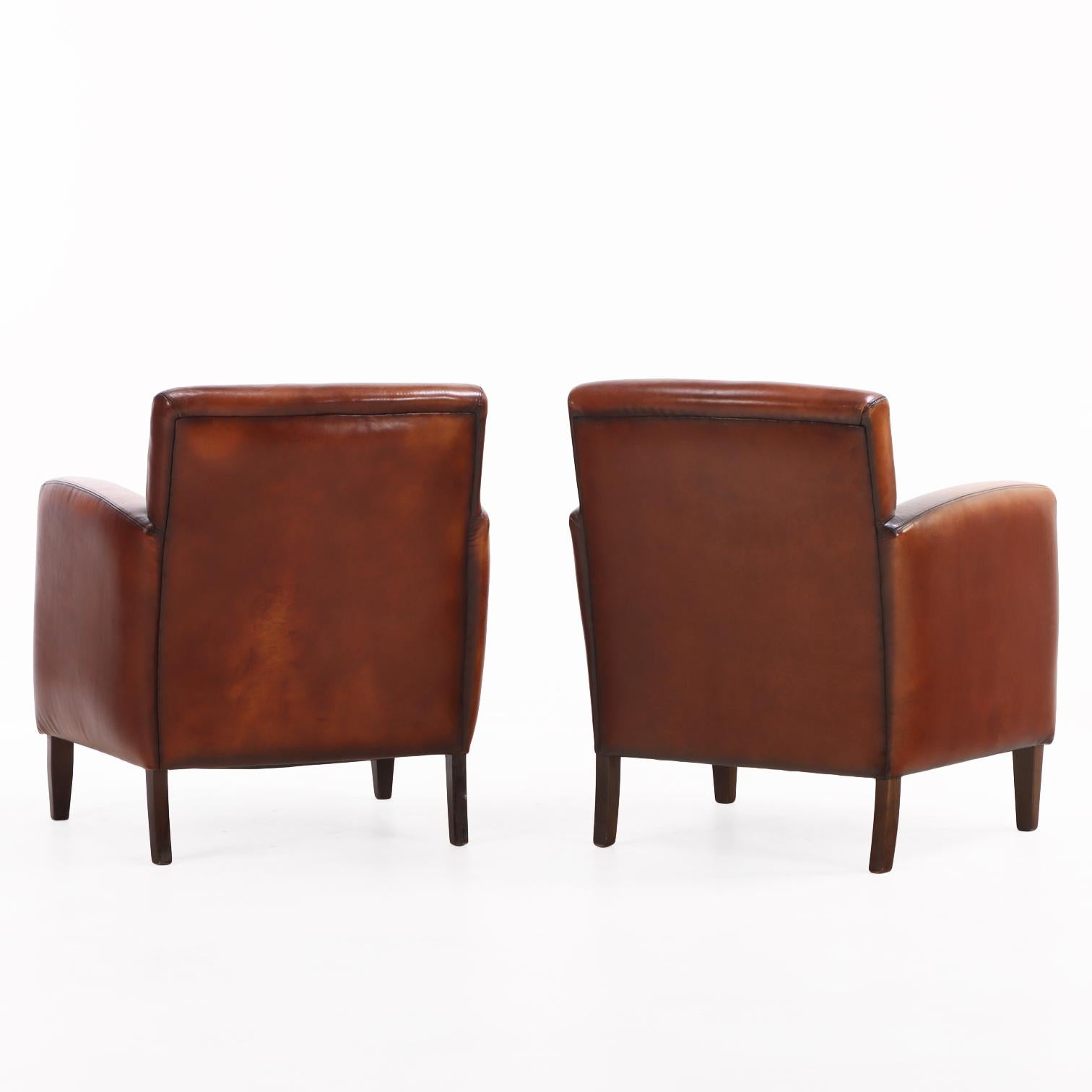 Olandese Coppia di sedie da club in pelle in stile Art Déco olandese, A.I.C. 1955. in vendita