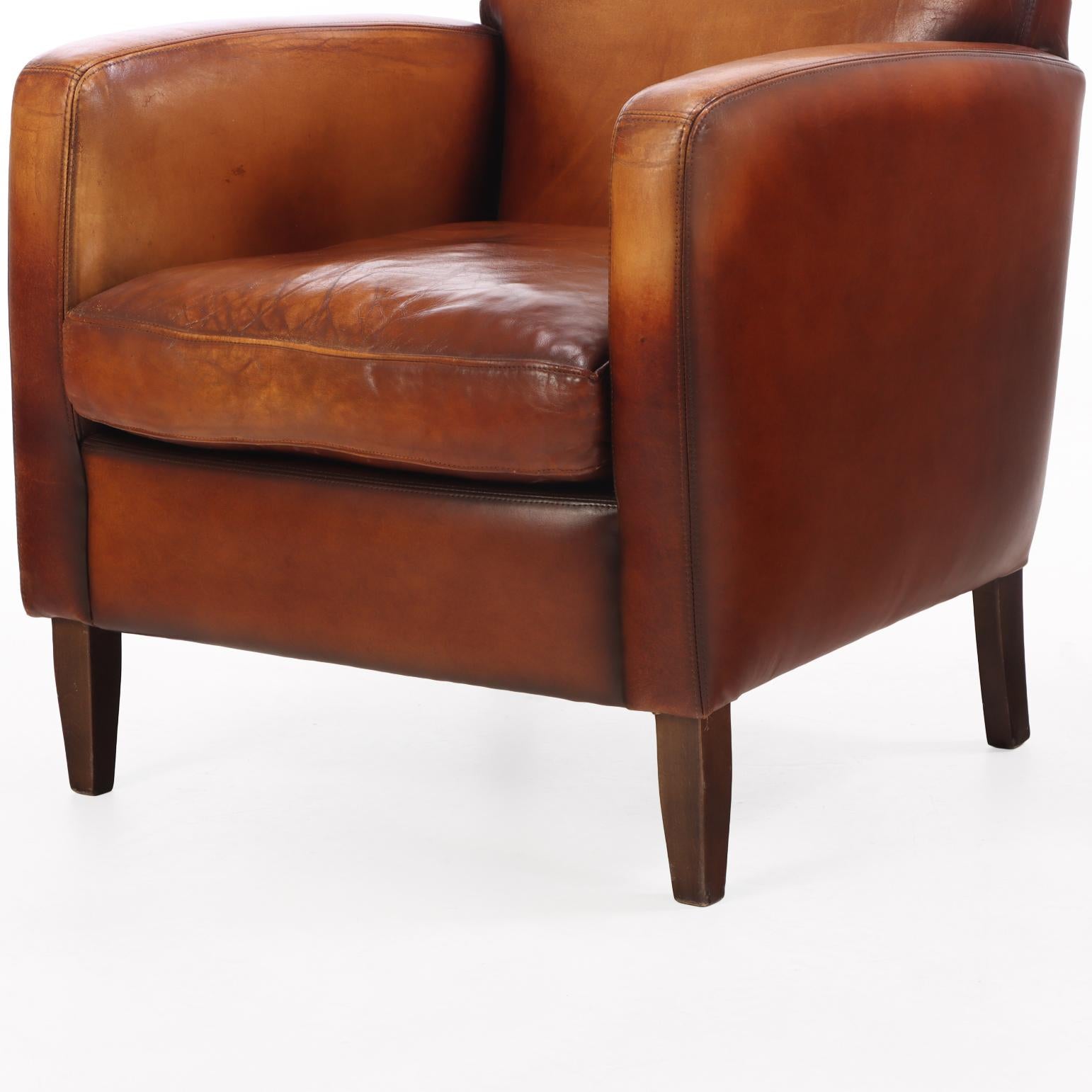 Coppia di sedie da club in pelle in stile Art Déco olandese, A.I.C. 1955. In condizioni buone in vendita a Philadelphia, PA