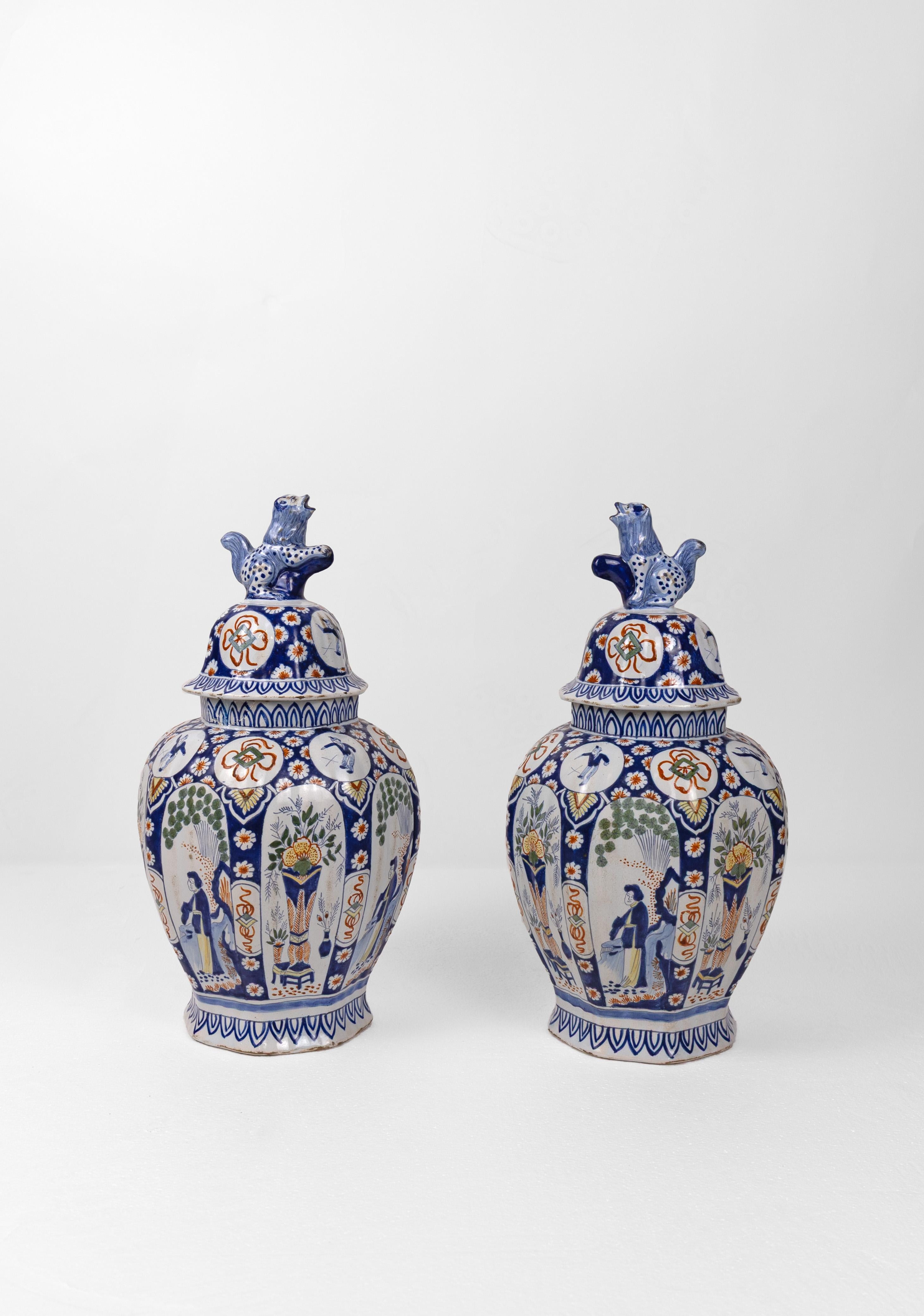 Français Paire de vases couverts de faïence de Delft avec fleurons de chien Foo en vente