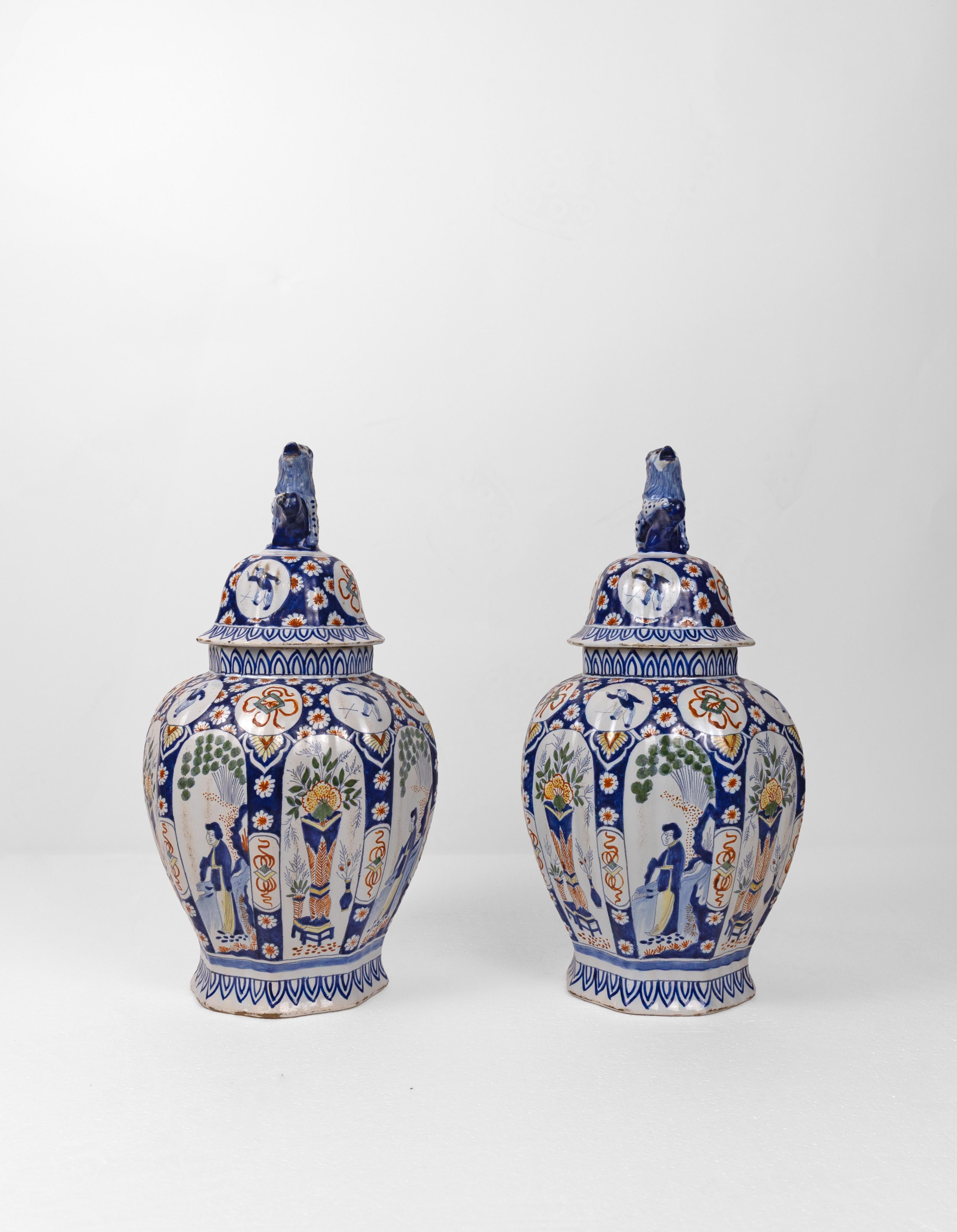 Peint à la main Paire de vases couverts de faïence de Delft avec fleurons de chien Foo en vente