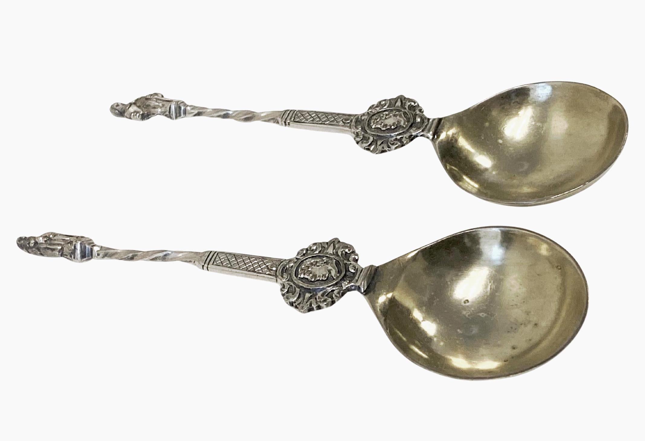 Coppia di cucchiai Apostolo olandesi in argento, i manici fusi con piedini a maschera C.C. 1900. Ciotole rotonde dorate. Lunghezza: 7,30 pollici. Peso: 129 grammi. Condizioni: Buono. Riflessioni esclusivamente fotografiche.