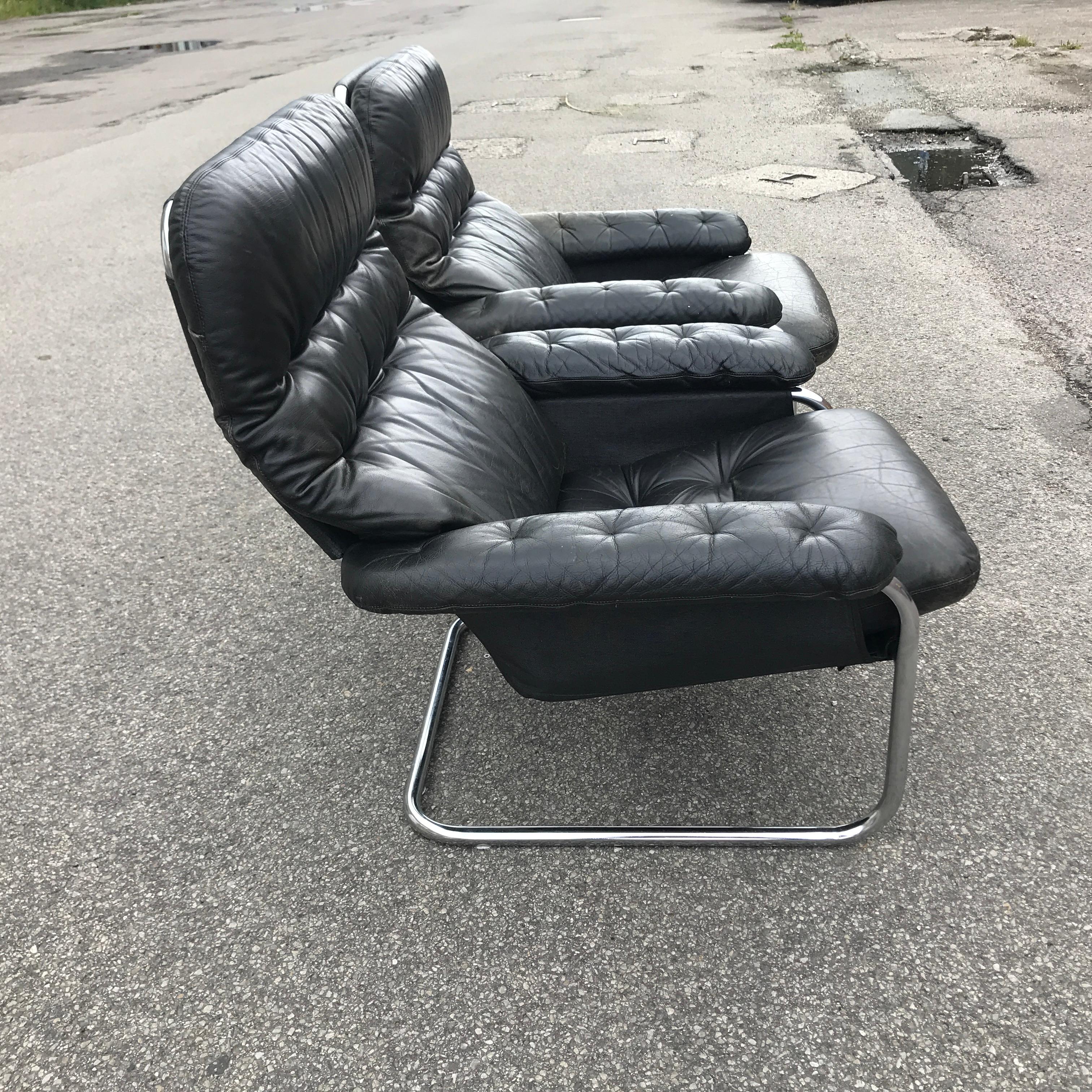A set of rare DUX cantilever lounge chairs called `Sesam 2`in black leather and chrome.