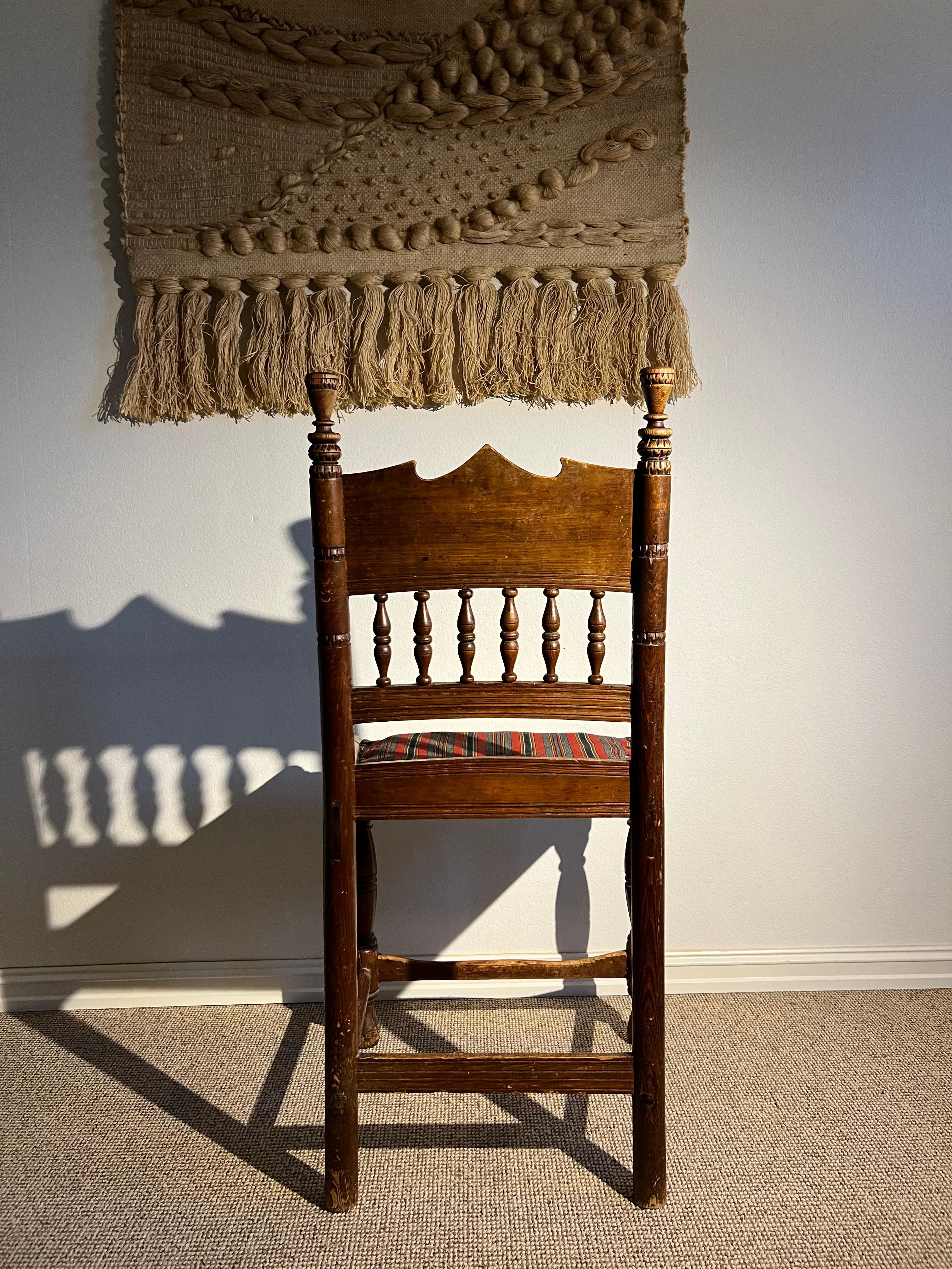 Paire de chaises en pin de ferme du début des années 1800, art populaire fait à la main, Norvège en vente 3