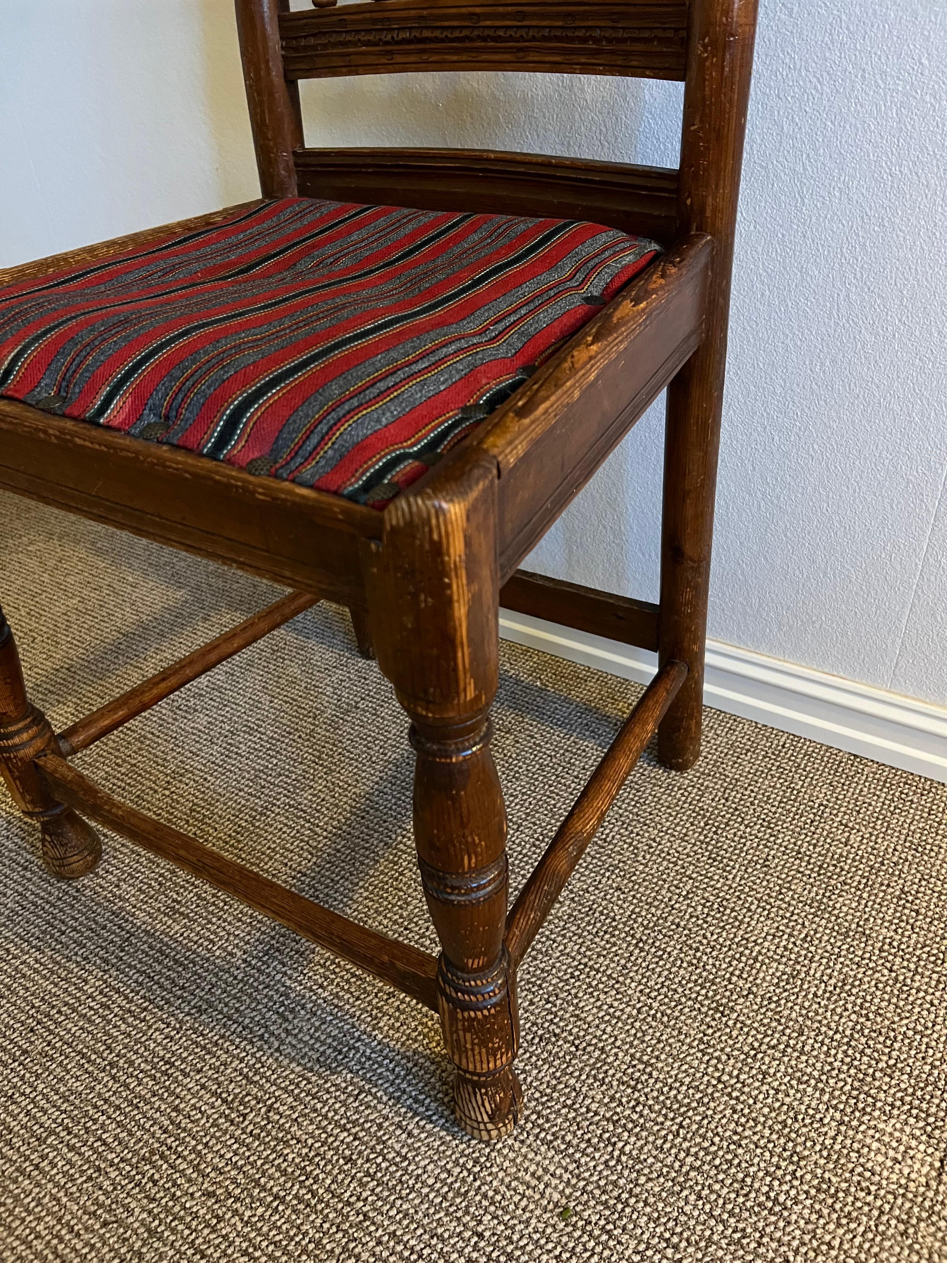 Paire de chaises en pin de ferme du début des années 1800, art populaire fait à la main, Norvège en vente 6