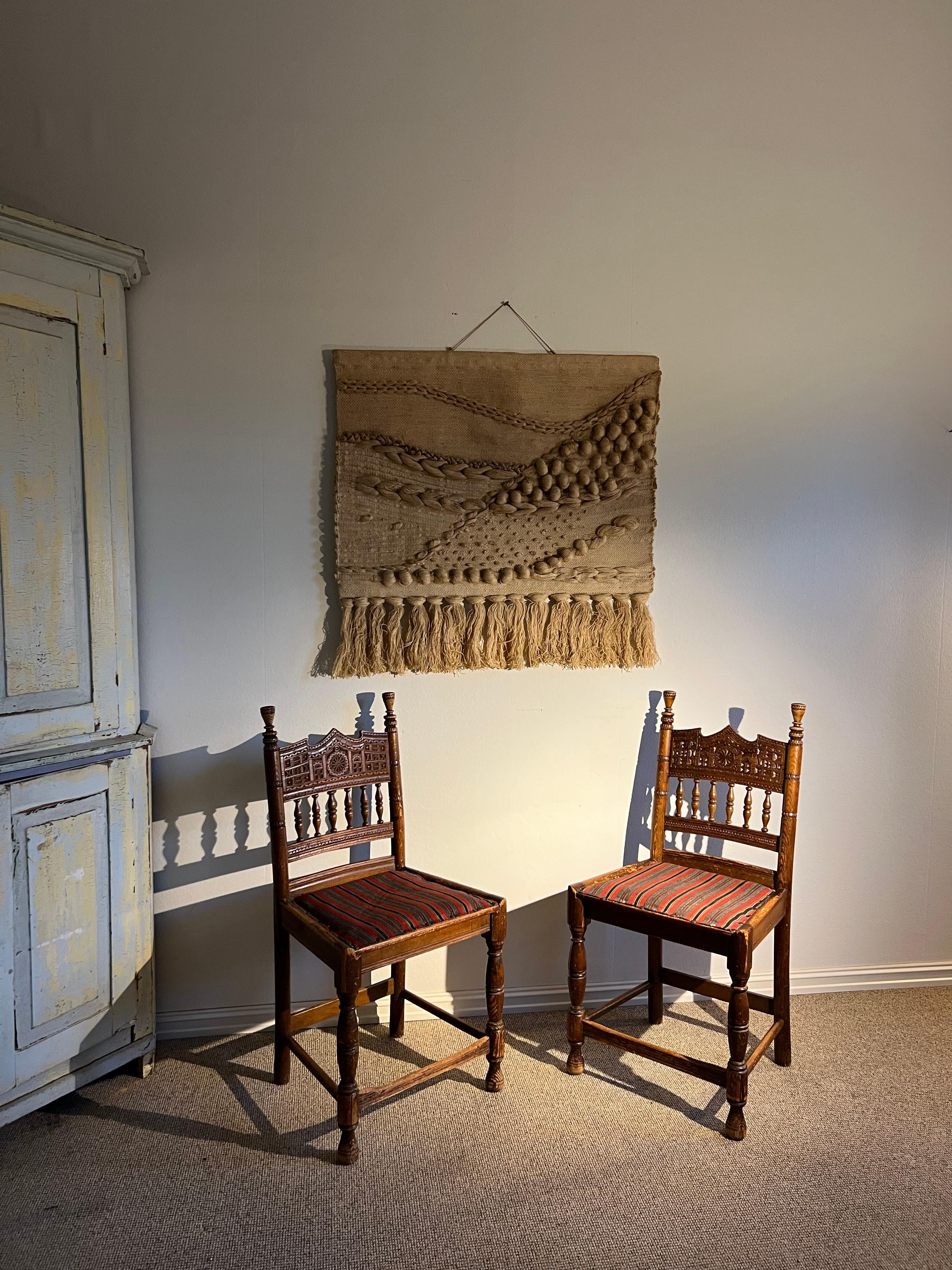 Artisanat Paire de chaises en pin de ferme du début des années 1800, art populaire fait à la main, Norvège en vente