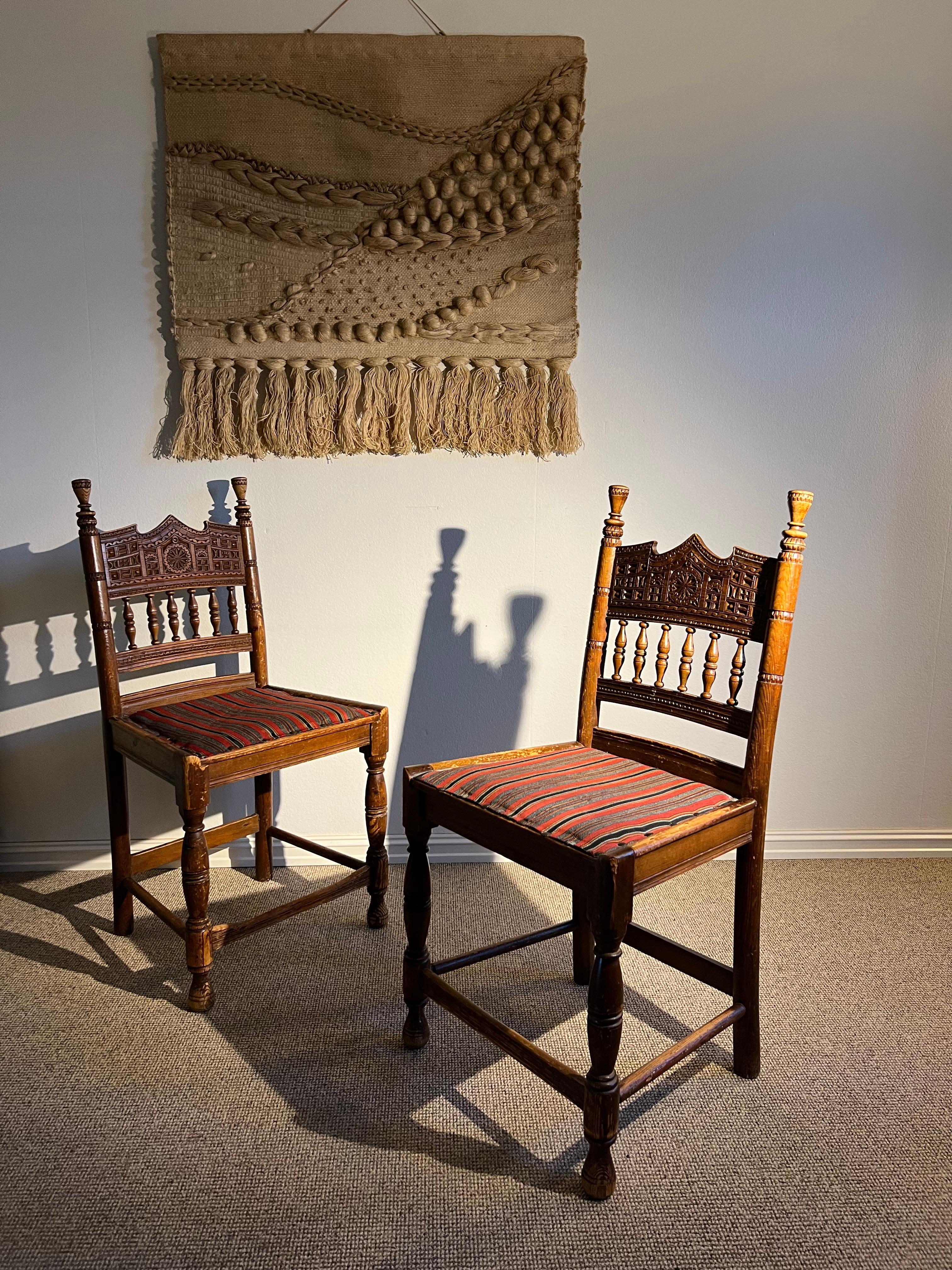 Norvégien Paire de chaises en pin de ferme du début des années 1800, art populaire fait à la main, Norvège en vente