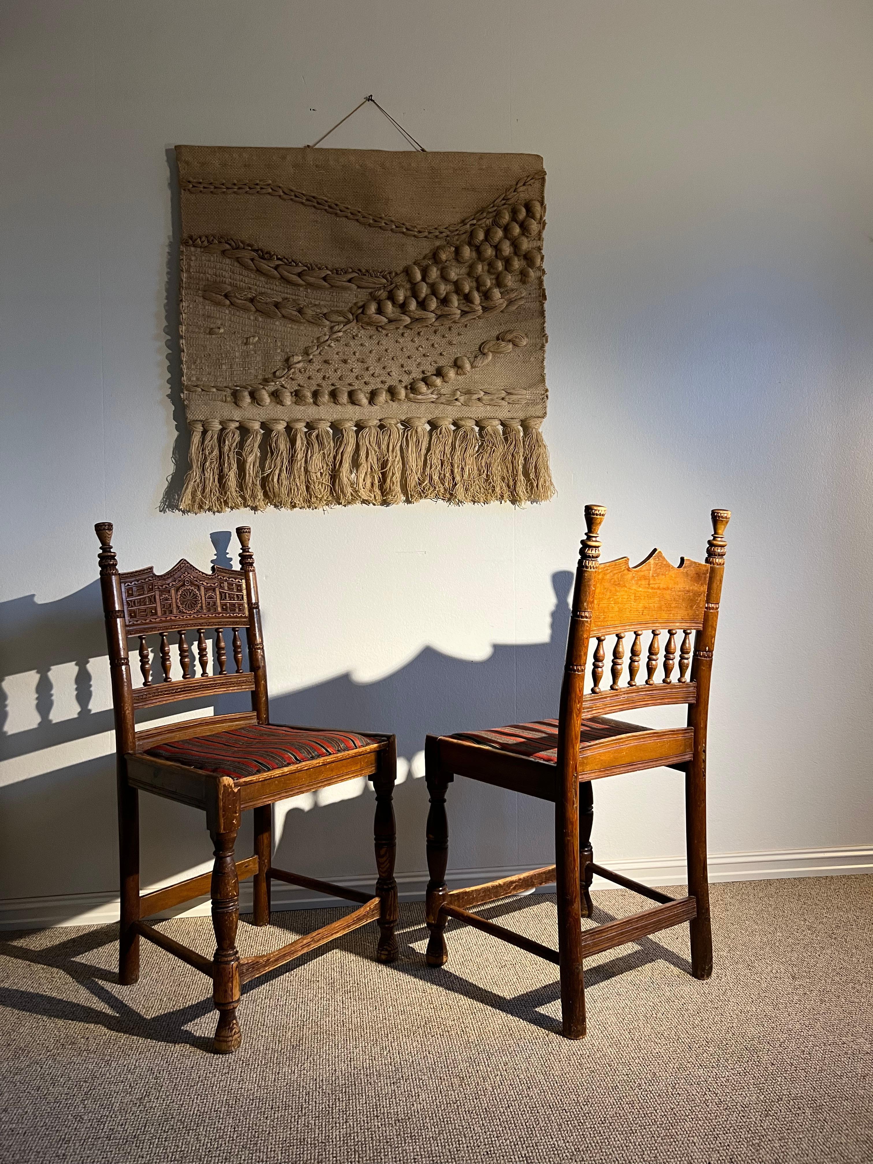 Fait main Paire de chaises en pin de ferme du début des années 1800, art populaire fait à la main, Norvège en vente