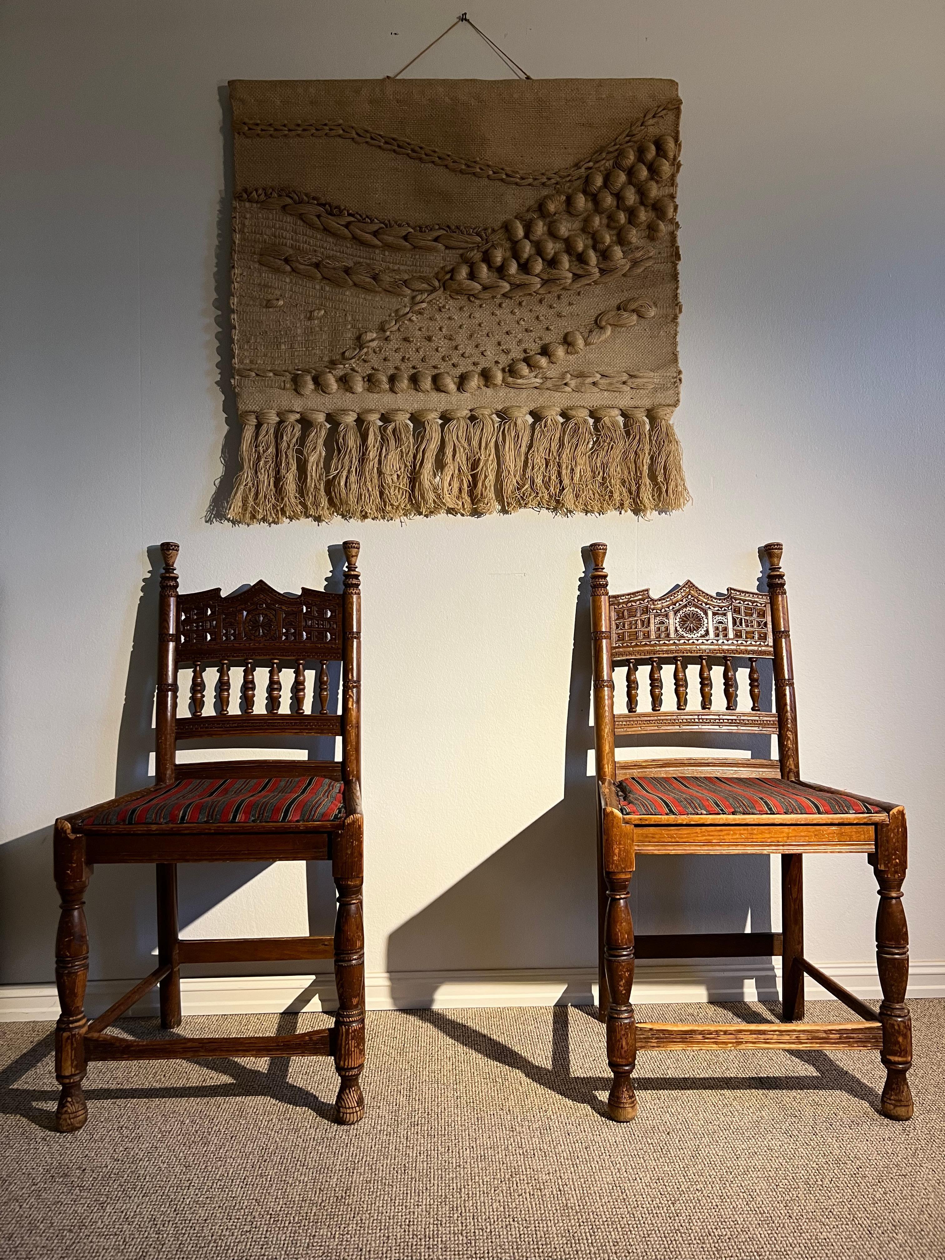 Paire de chaises en pin de ferme du début des années 1800, art populaire fait à la main, Norvège Bon état - En vente à Skien, NO