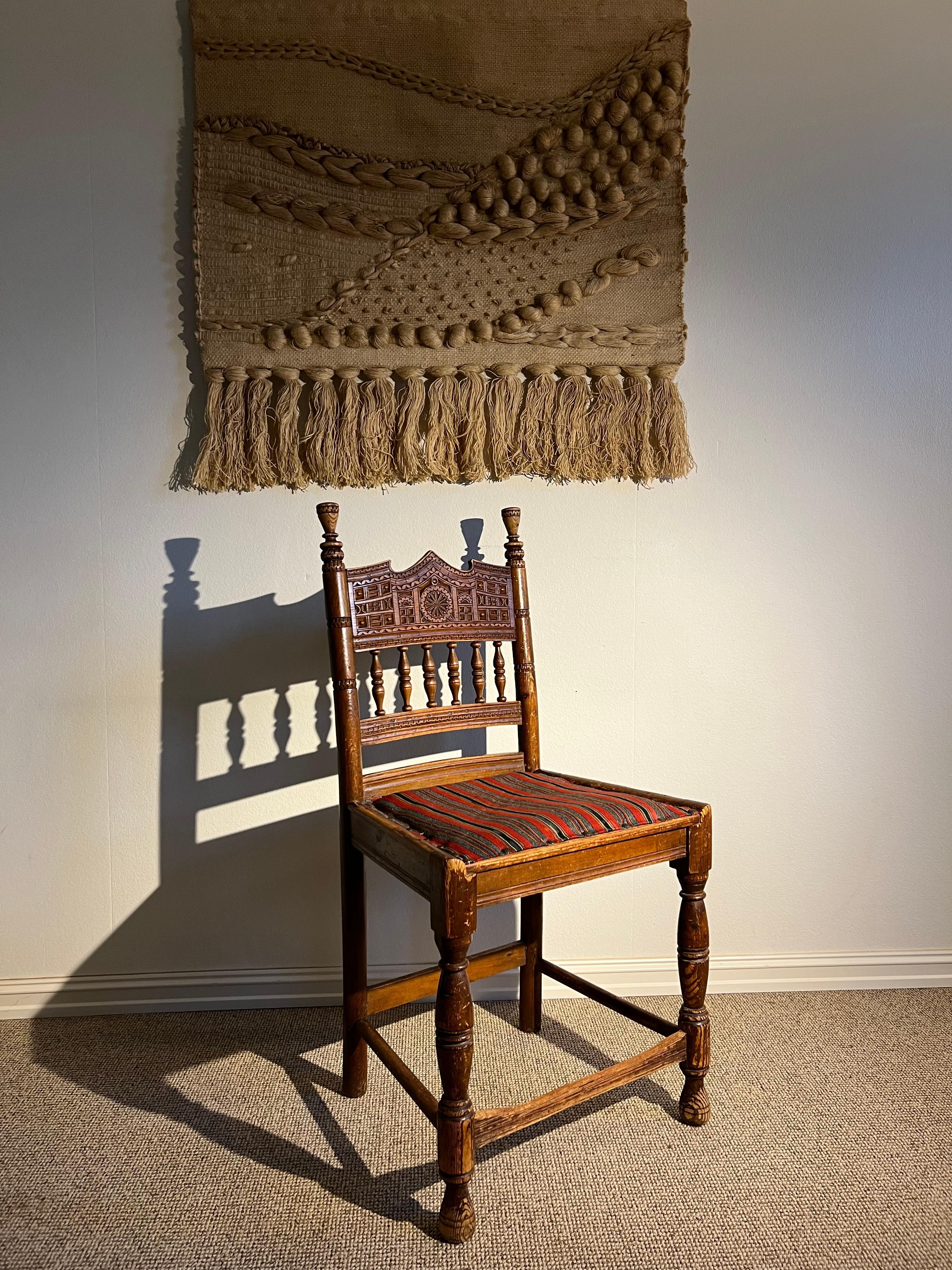 Pin Paire de chaises en pin de ferme du début des années 1800, art populaire fait à la main, Norvège en vente