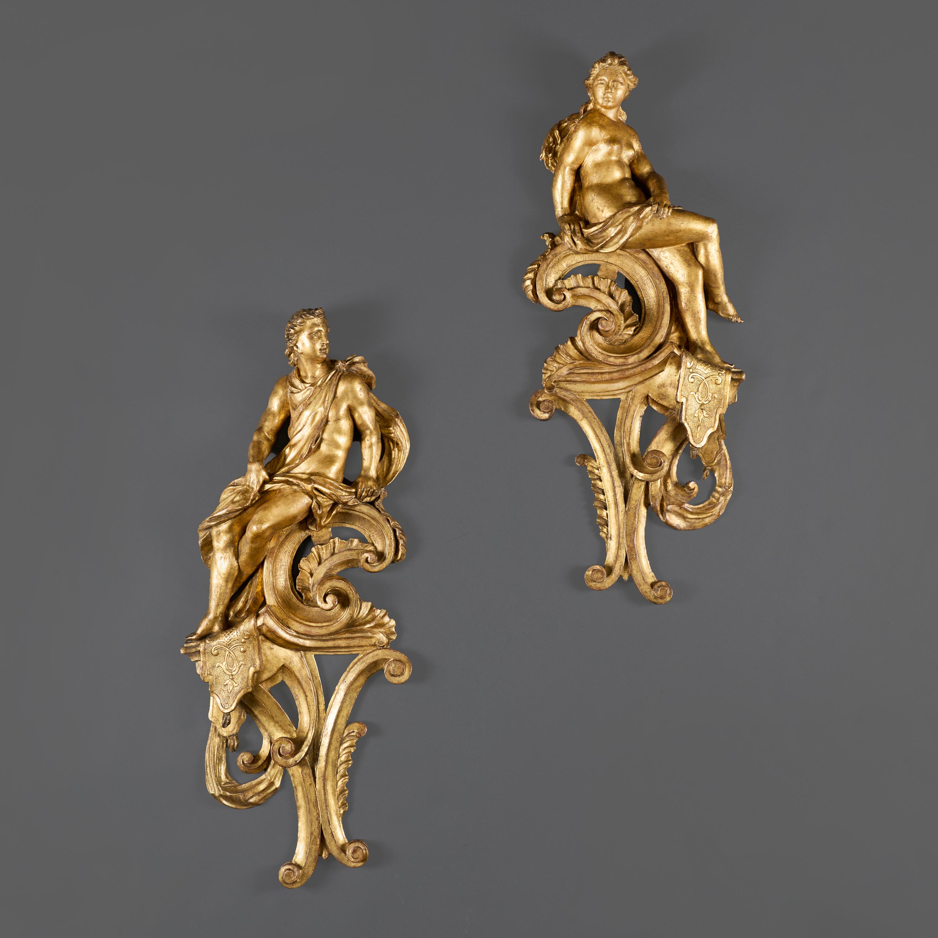 Allemand, peut-être Munich, vers 1730

Rare paire de termes architecturaux allemands du début du XVIIIe siècle représentant les figures opposées, finement sculptées et dorées, de Marli et Neptune, chacune perchée au sommet d'un support mural orné de