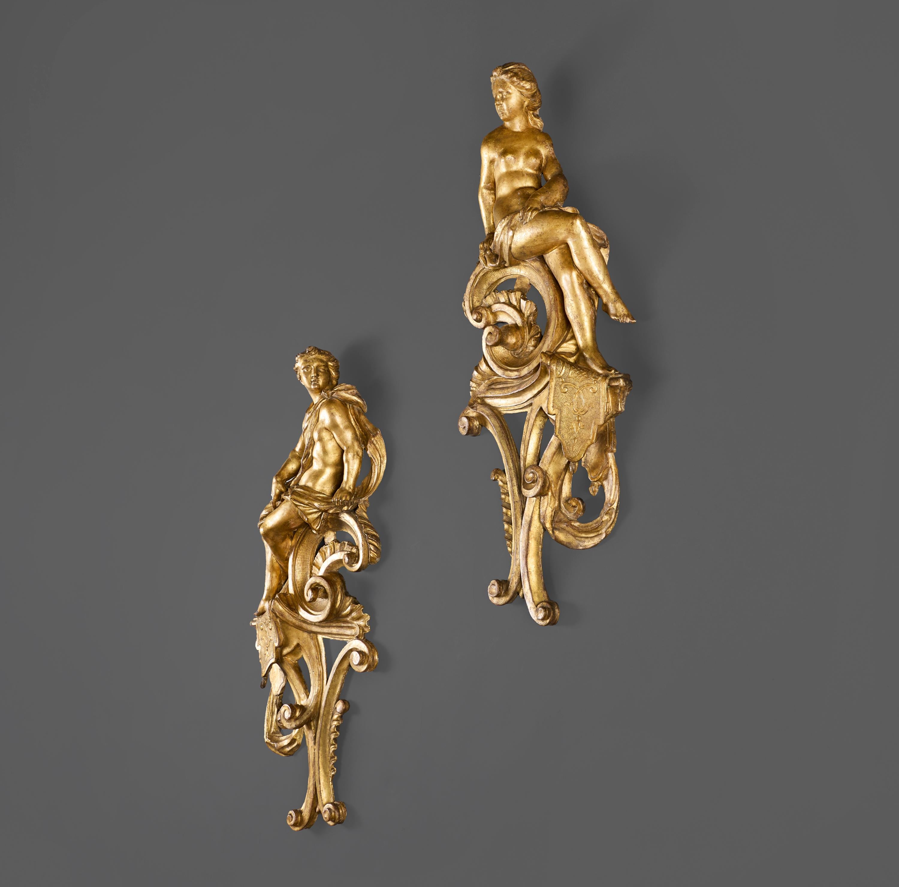 Allemand Paire de termes architecturaux en bois doré du début du XVIIIe siècle représentant Mars et Neptune en vente