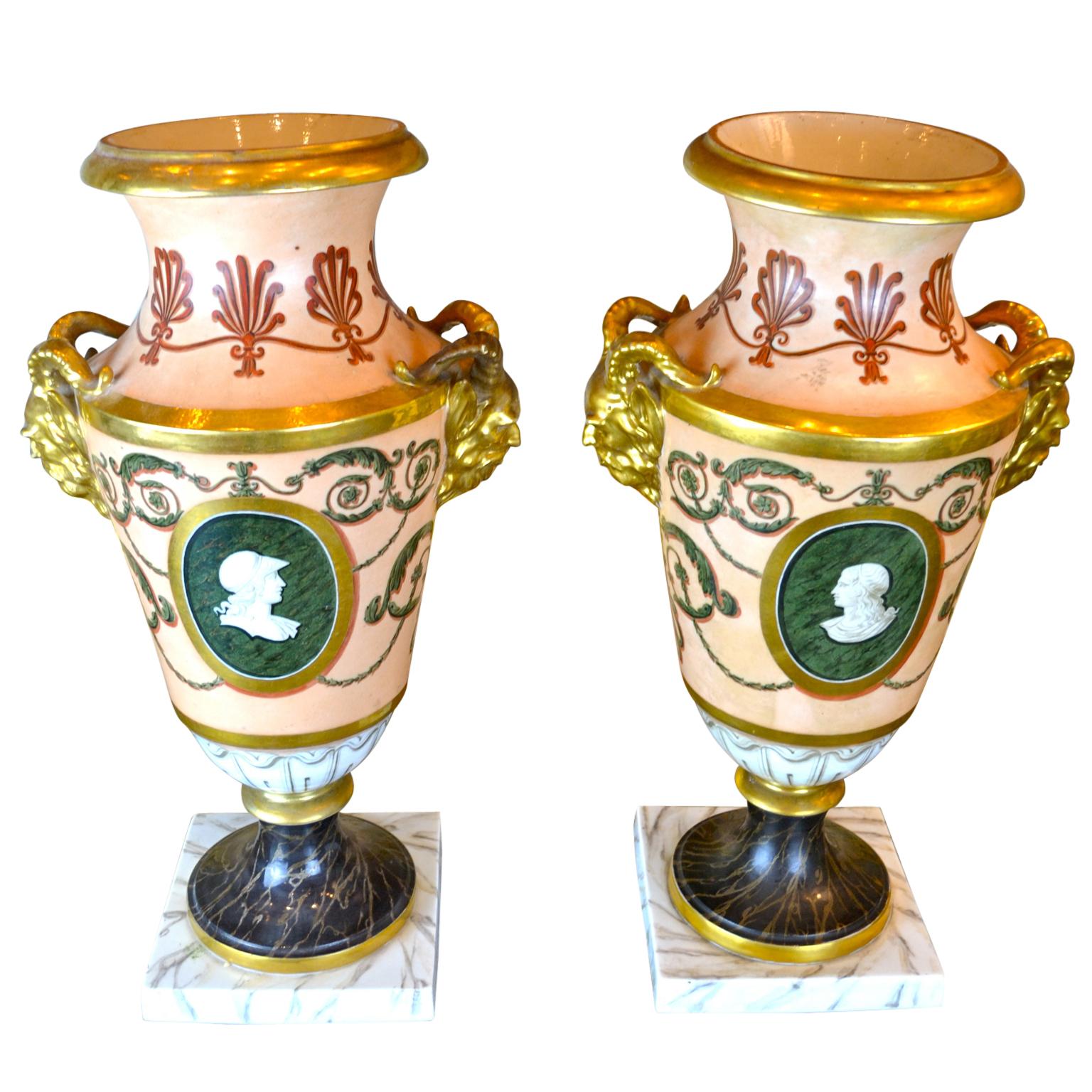 Una bella coppia di vasi in porcellana dell'Impero francese (non firmati ma attribuibili alle fabbriche Nast o Dagoty di Parigi). Ogni vaso presenta una grande testa di satiro dorata ai lati, una decorazione ad anthemion sulla parte superiore, una