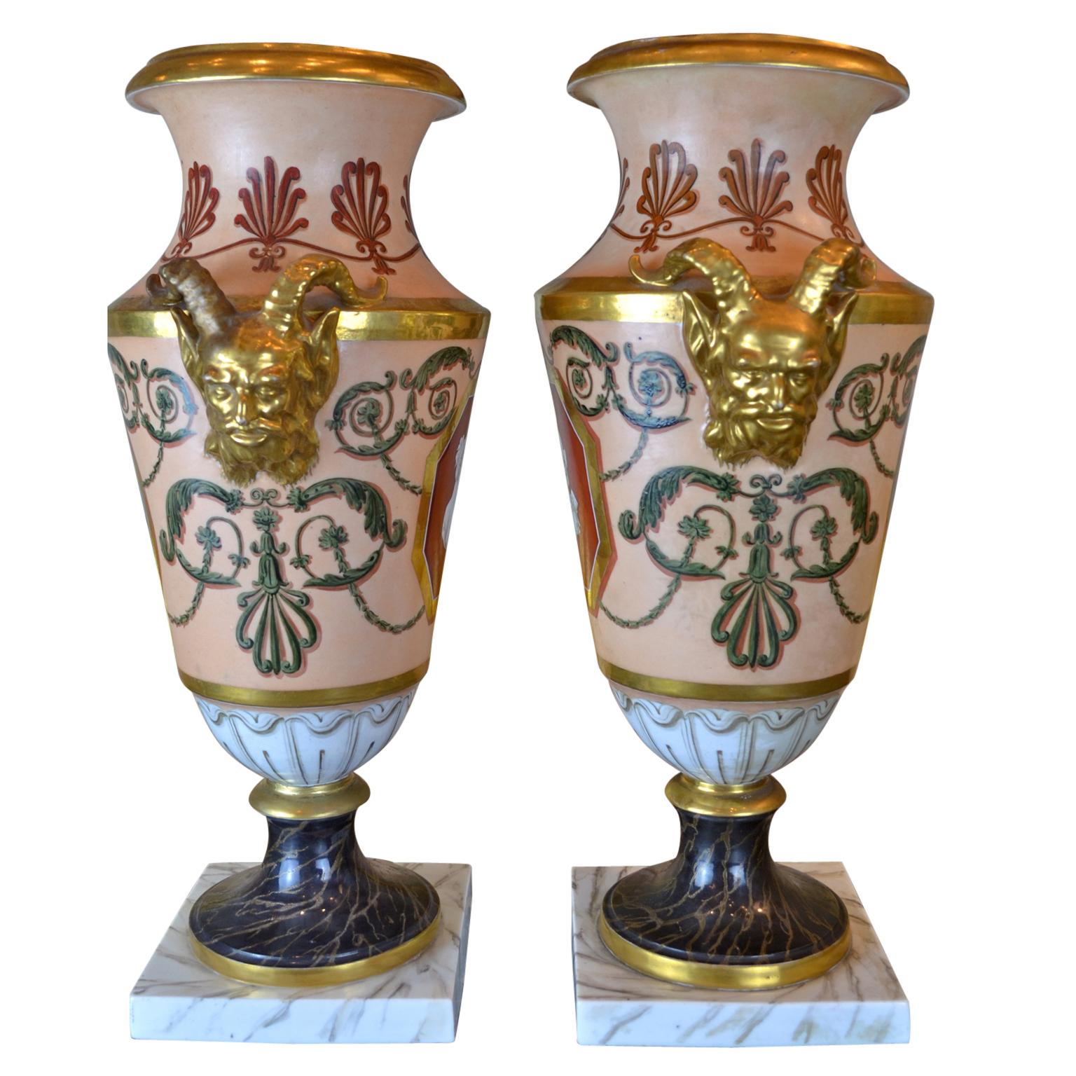Stile impero Coppia di vasi in porcellana neoclassica Old Paris dell'inizio del XIX secolo in vendita