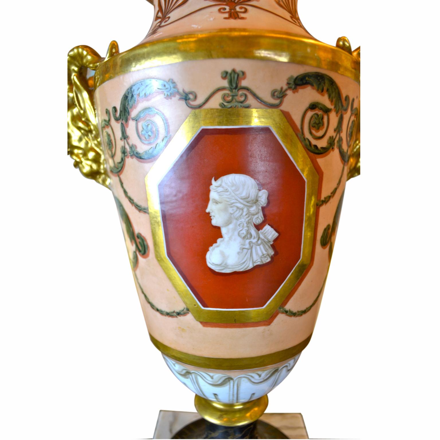 Francese Coppia di vasi in porcellana neoclassica Old Paris dell'inizio del XIX secolo in vendita