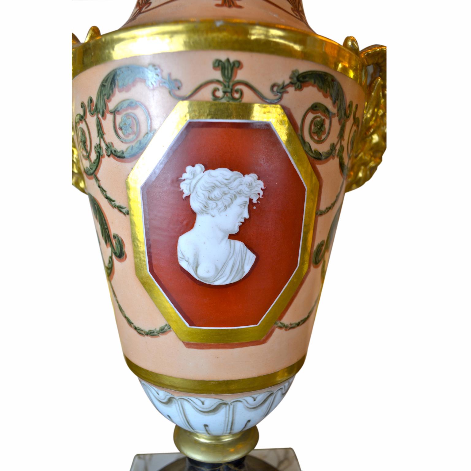 Dipinto Coppia di vasi in porcellana neoclassica Old Paris dell'inizio del XIX secolo in vendita