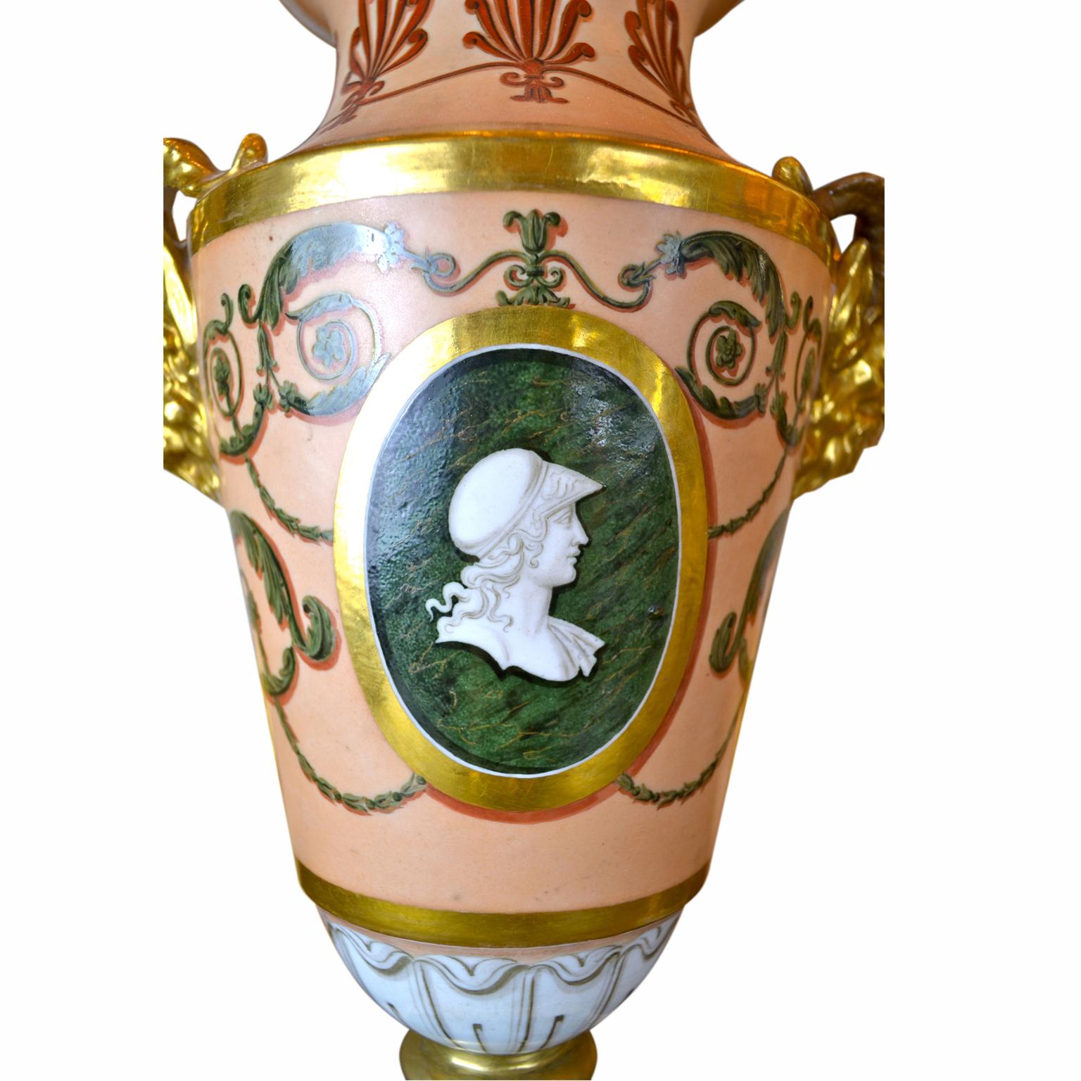 Coppia di vasi in porcellana neoclassica Old Paris dell'inizio del XIX secolo In condizioni buone in vendita a Vancouver, British Columbia