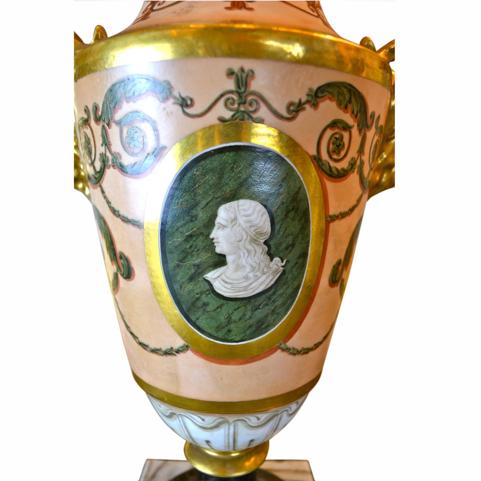 Metà XIX secolo Coppia di vasi in porcellana neoclassica Old Paris dell'inizio del XIX secolo in vendita