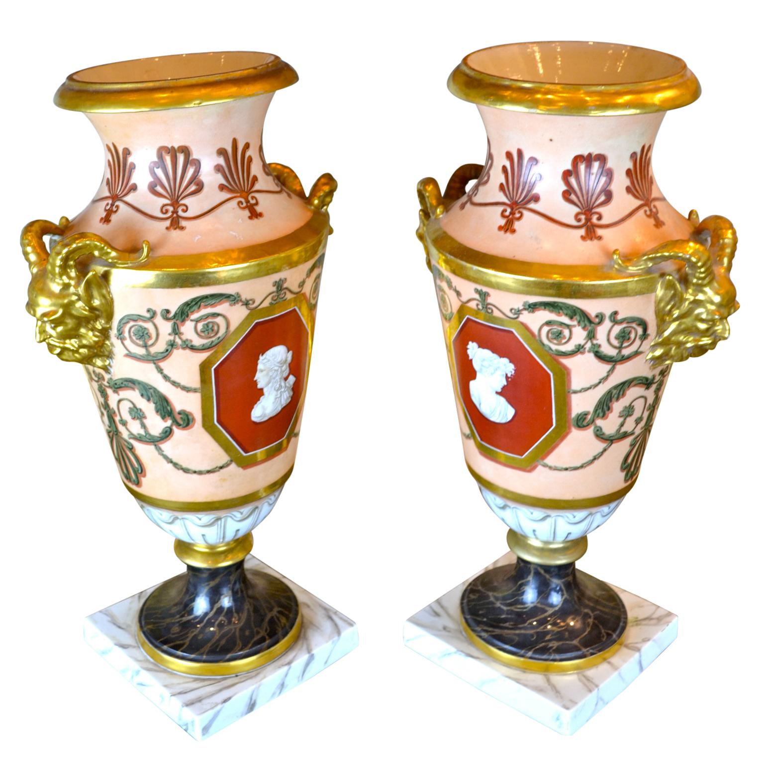Porcellana Coppia di vasi in porcellana neoclassica Old Paris dell'inizio del XIX secolo in vendita