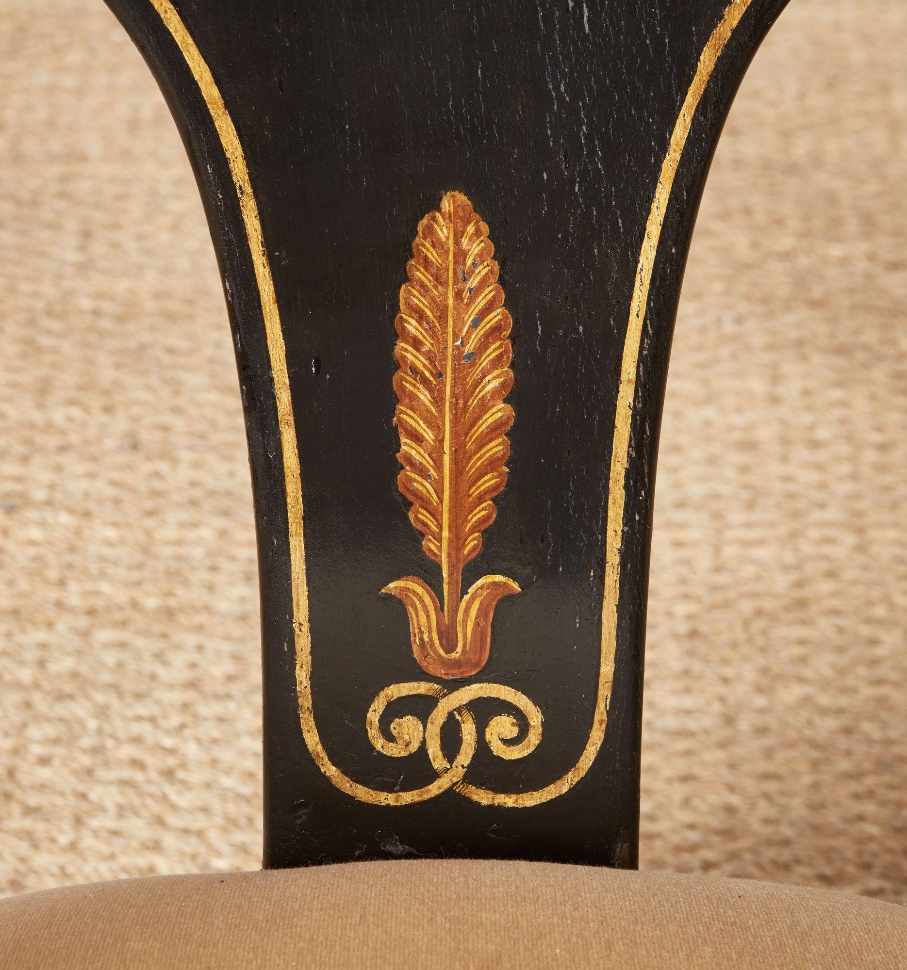 A Pair of Early 19th c. Painted Regency Spoonback Chairs In Good Condition For Sale In Greenwich, CT