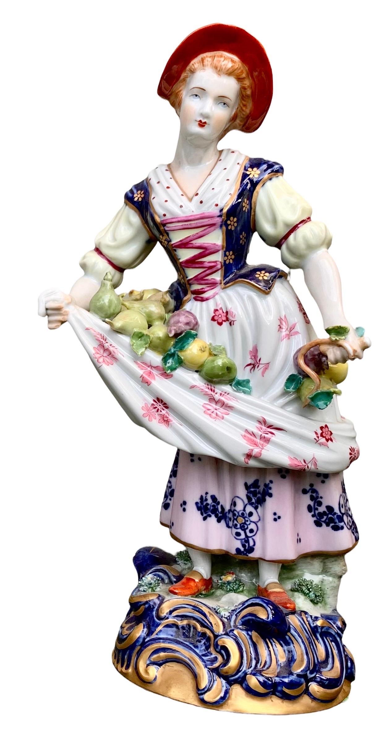 Une belle et étonnante paire de figurines en porcelaine de Sèvres, milieu du 19e siècle, représentant une cueilleuse de fruits et un vendangeur, les fonds portant des marques de Sèvres sous glaçure. La porcelaine de Sèvres à son meilleur dans cette