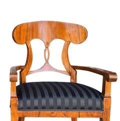 Ein Paar Biedermeier-Sessel aus Nussbaumholz mit durchbrochenen Rückenlehnen aus dem frühen 19.