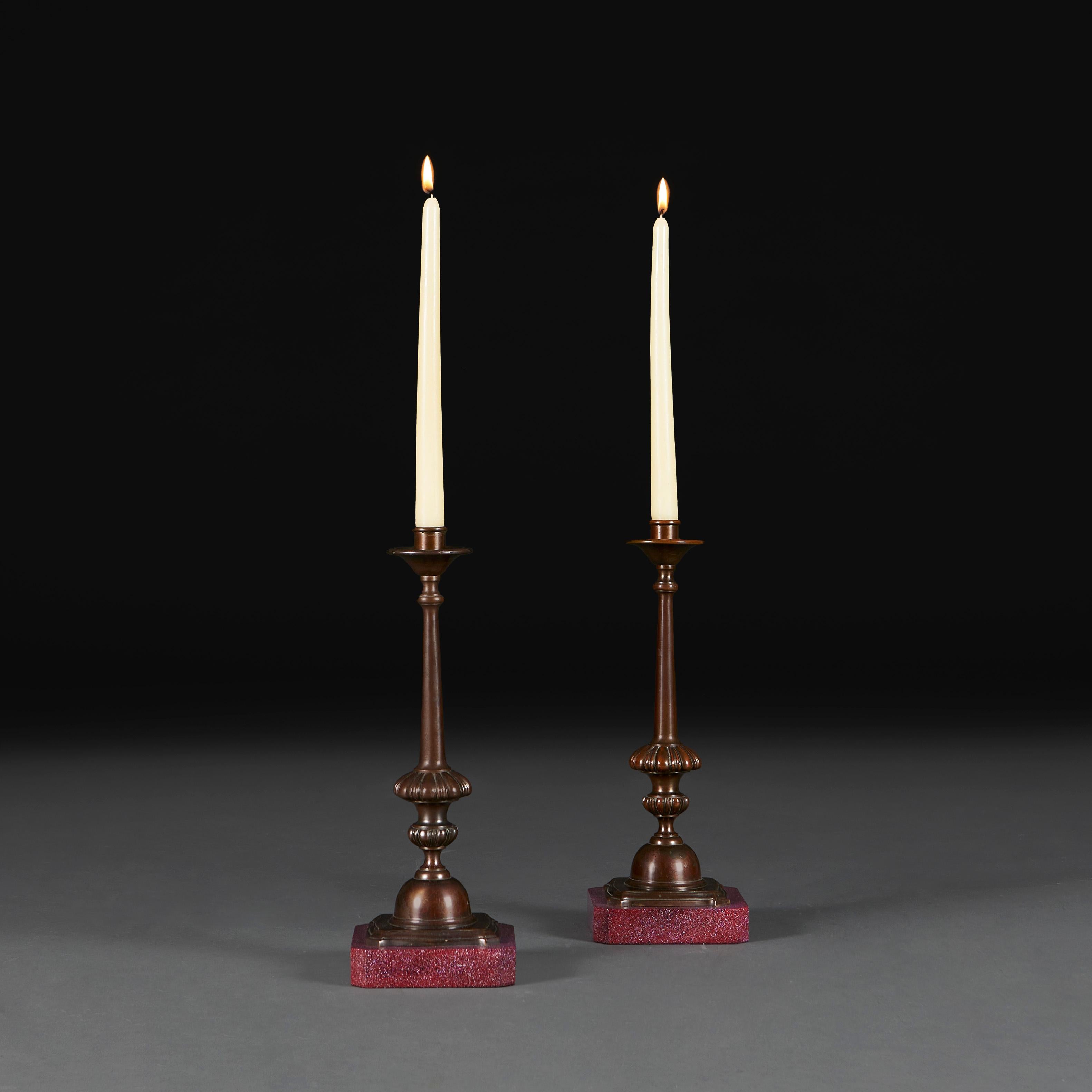 Ein Paar Bronze-Kerzenständer aus dem frühen 19. Jahrhundert  im Angebot 1