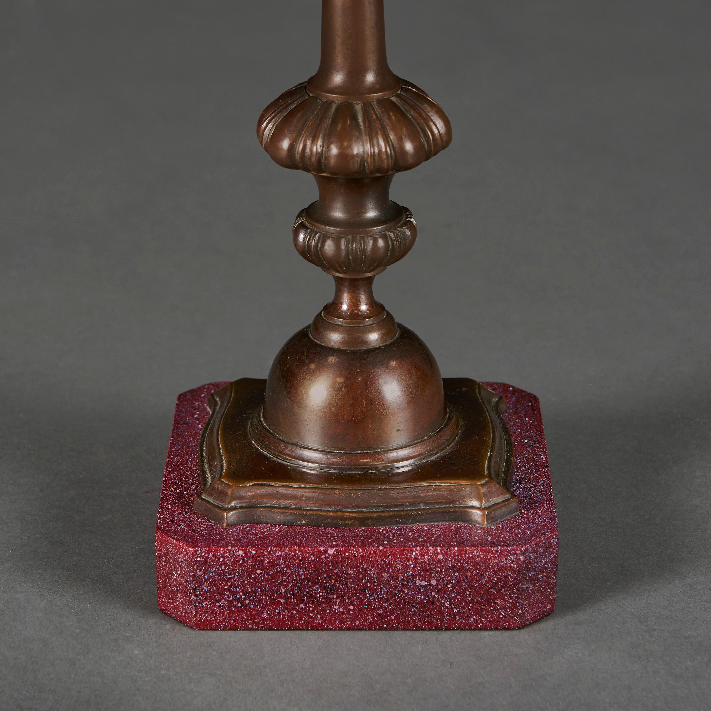 Coppia di candelieri in bronzo dell'inizio del XIX secolo in vendita 2