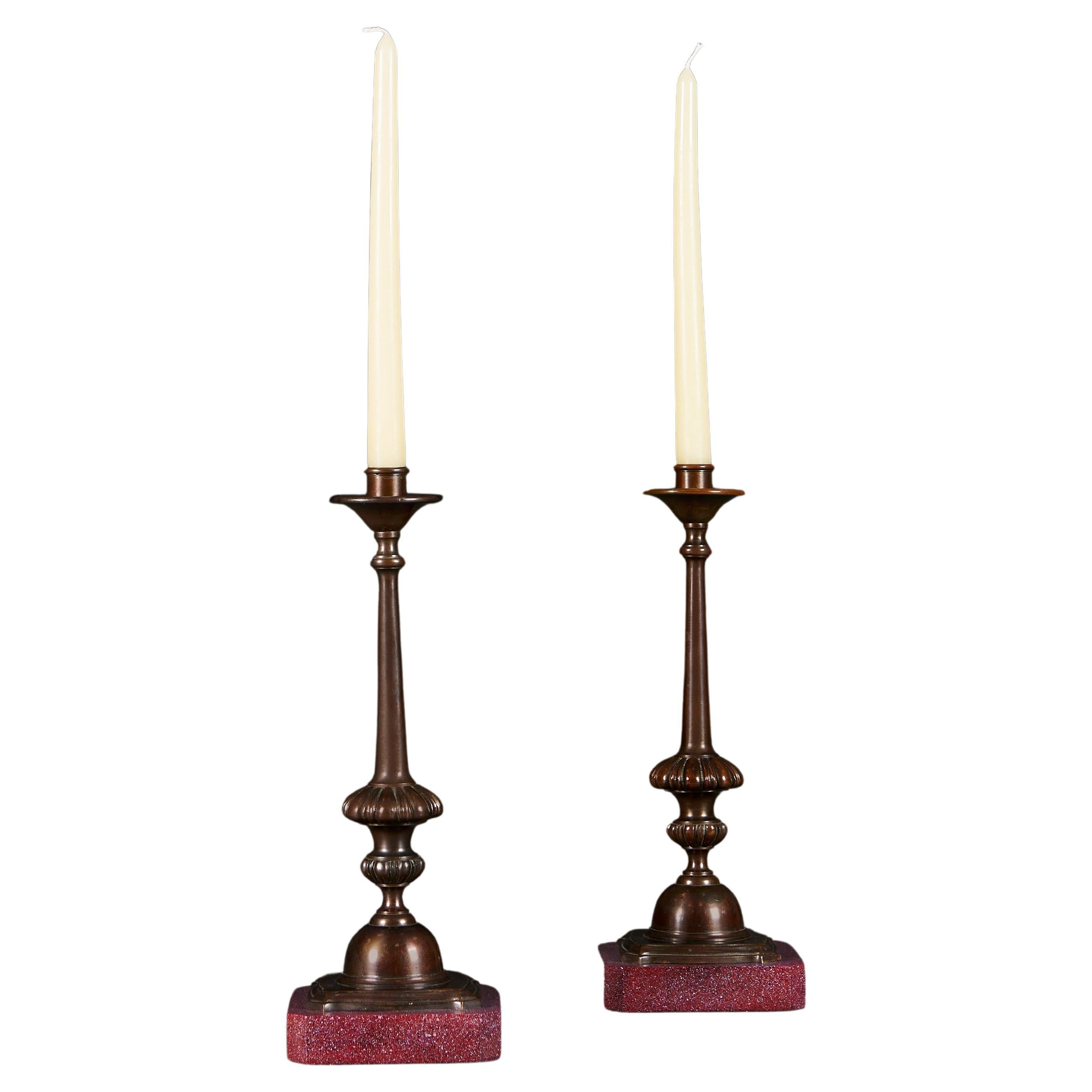 Ein Paar Bronze-Kerzenständer aus dem frühen 19. Jahrhundert 