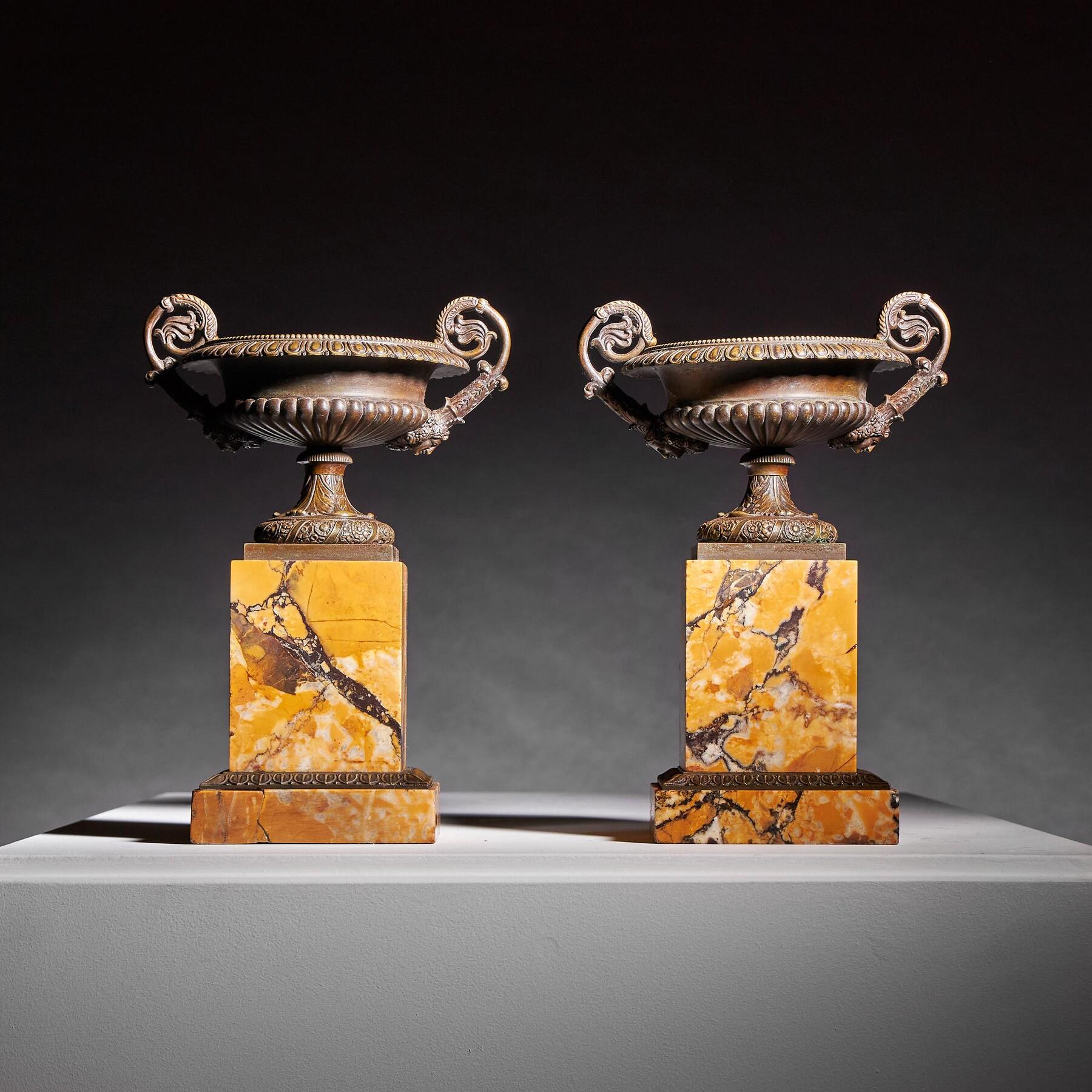 Coppia di tazze in bronzo e marmo francesi del primo Ottocento di qualità particolarmente elevata e di grandi dimensioni

Francese, circa 1820

Queste tazze sono incredibilmente curate nei dettagli e di altissima qualità. Le basi delle tazze sono