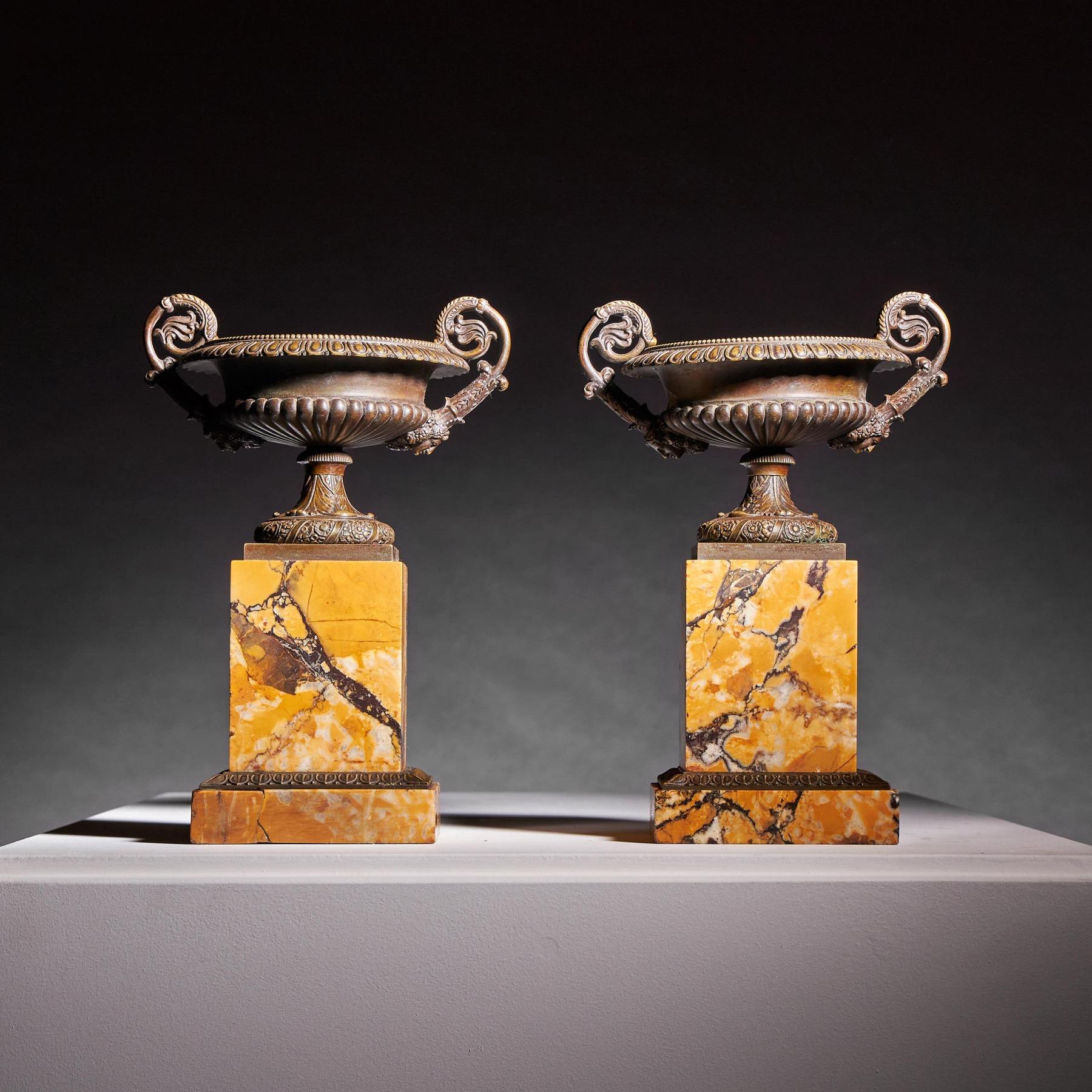 Ein Paar französische Tazzas aus Bronze und Marmor aus dem frühen 19. Jahrhundert (Französisch) im Angebot