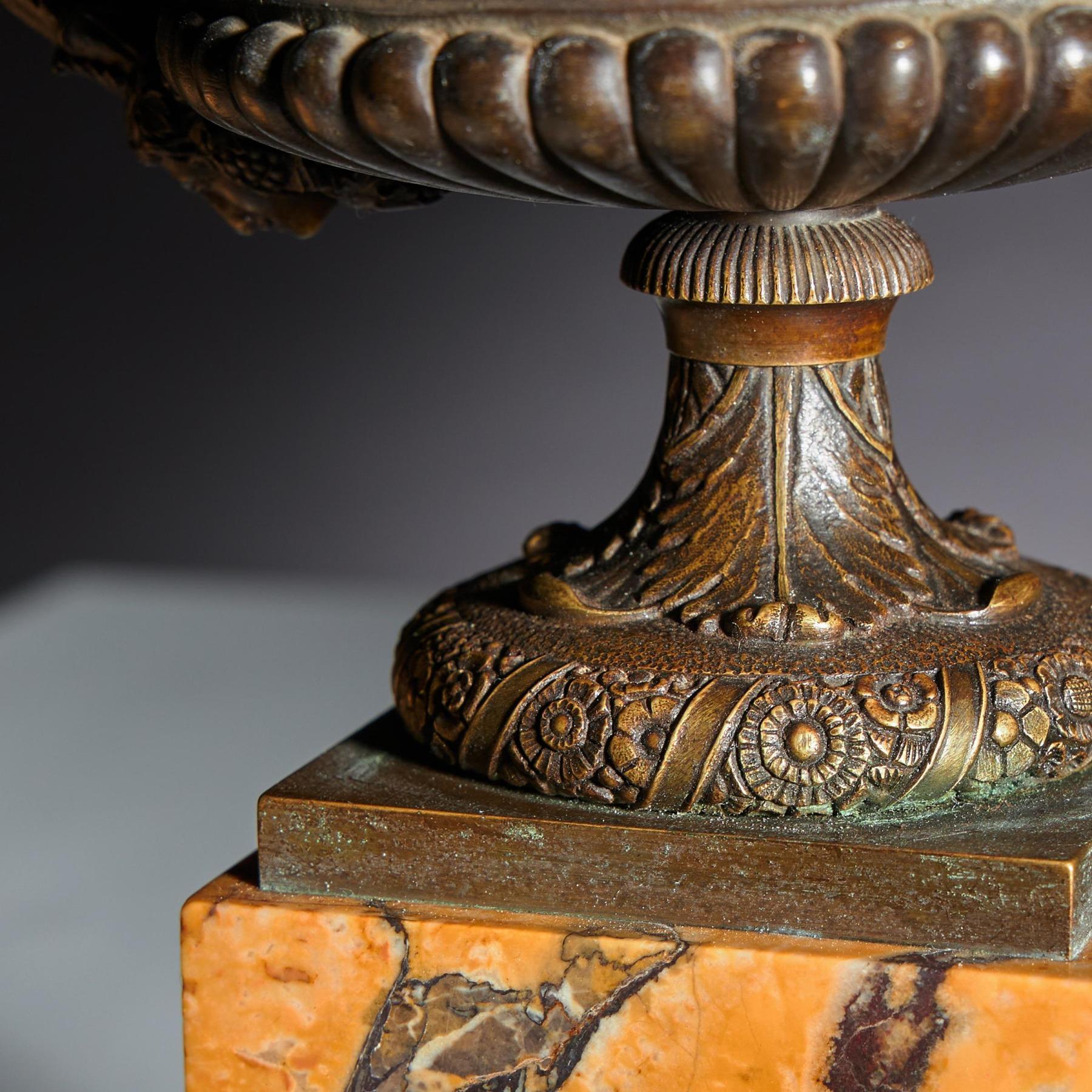 Bronzo Coppia di tazze francesi in bronzo e marmo dell'inizio del XIX secolo in vendita