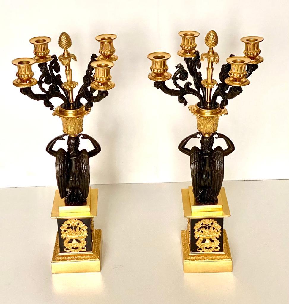 Coppia di candelabri a quattro luci Dor'e in bronzo stile impero francese dell'inizio del XIX secolo in vendita 3