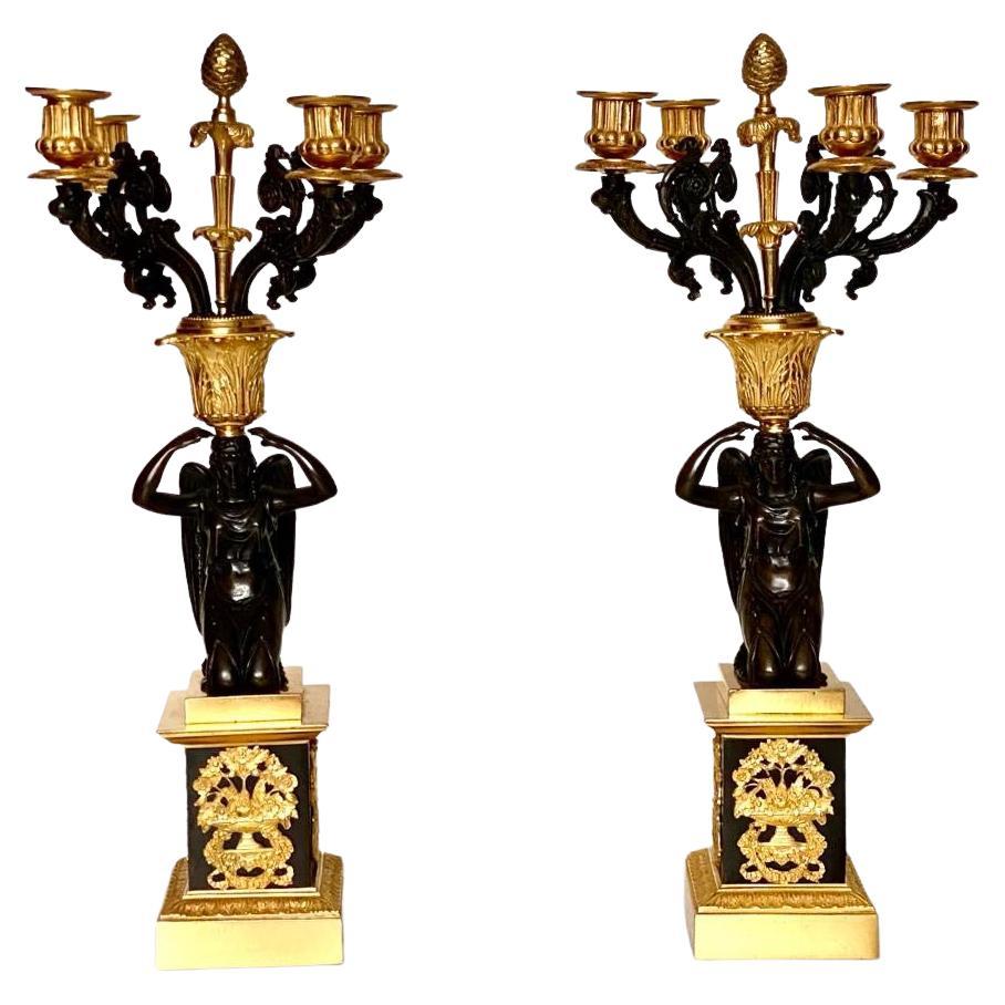 Paire de candlabres Dor''e  quatre lumires en bronze de style Empire franais du dbut du XIXe sicle