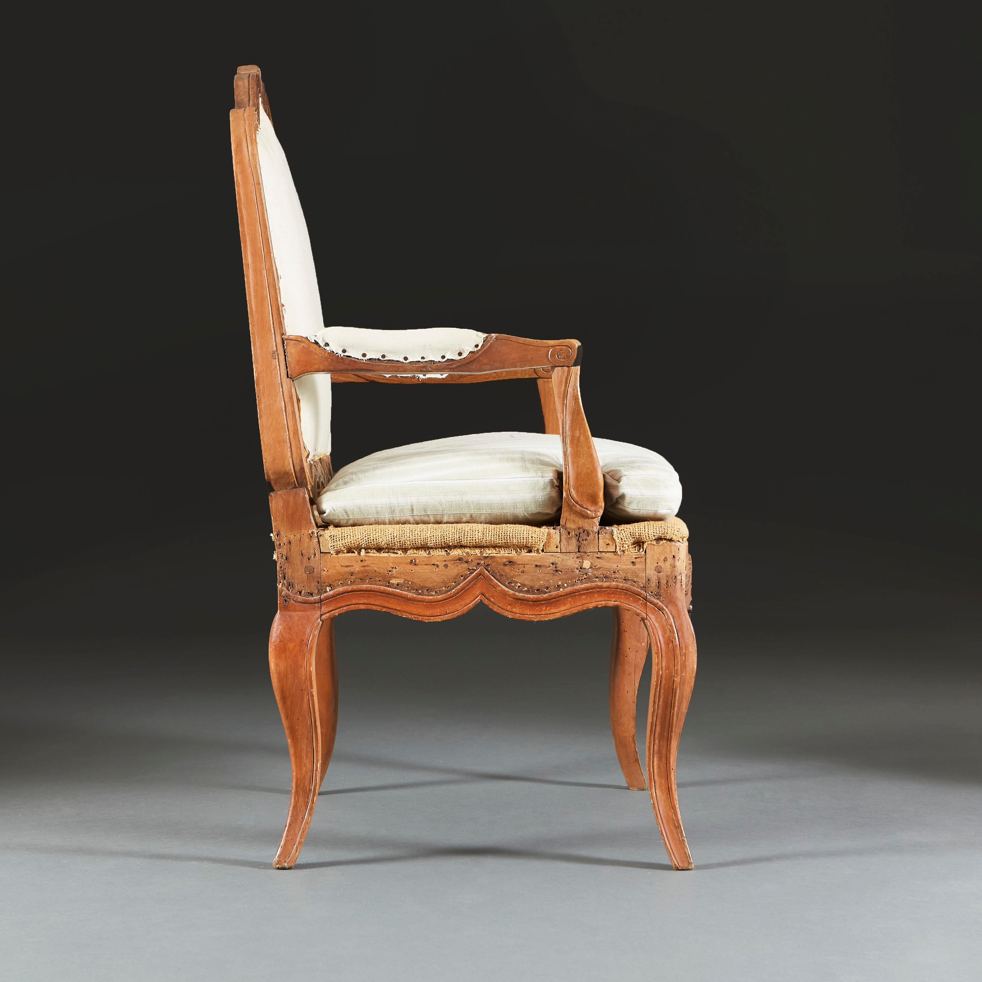 Ein Paar offene französische Sessel aus dem frühen 19. Jahrhundert (Walnuss) im Angebot
